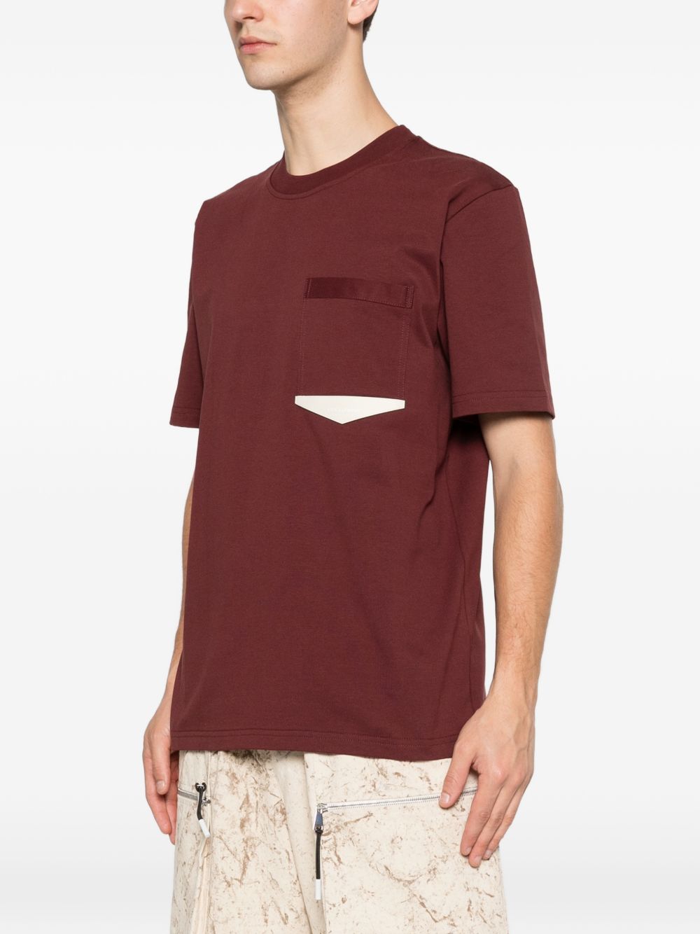 T-shirt in cotone girocollo con patch XM4249 BORDEAU YES LONDON