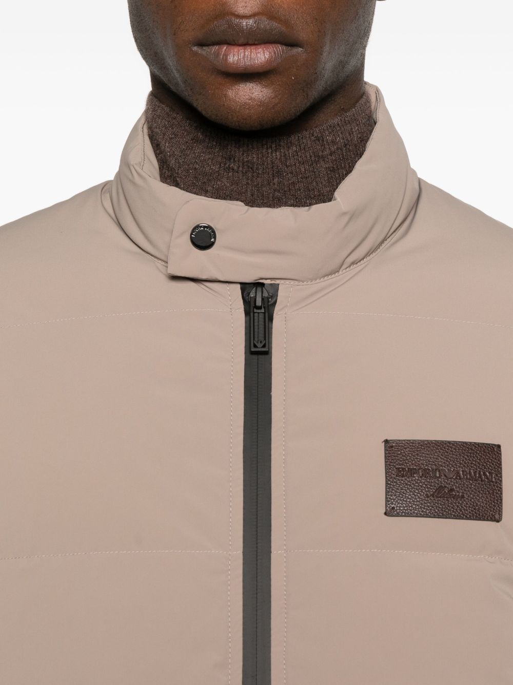 Giubbino marrone imbottito con cerniera e toppe logo EM003278AF18499 U6189 EMPORIO ARMANI