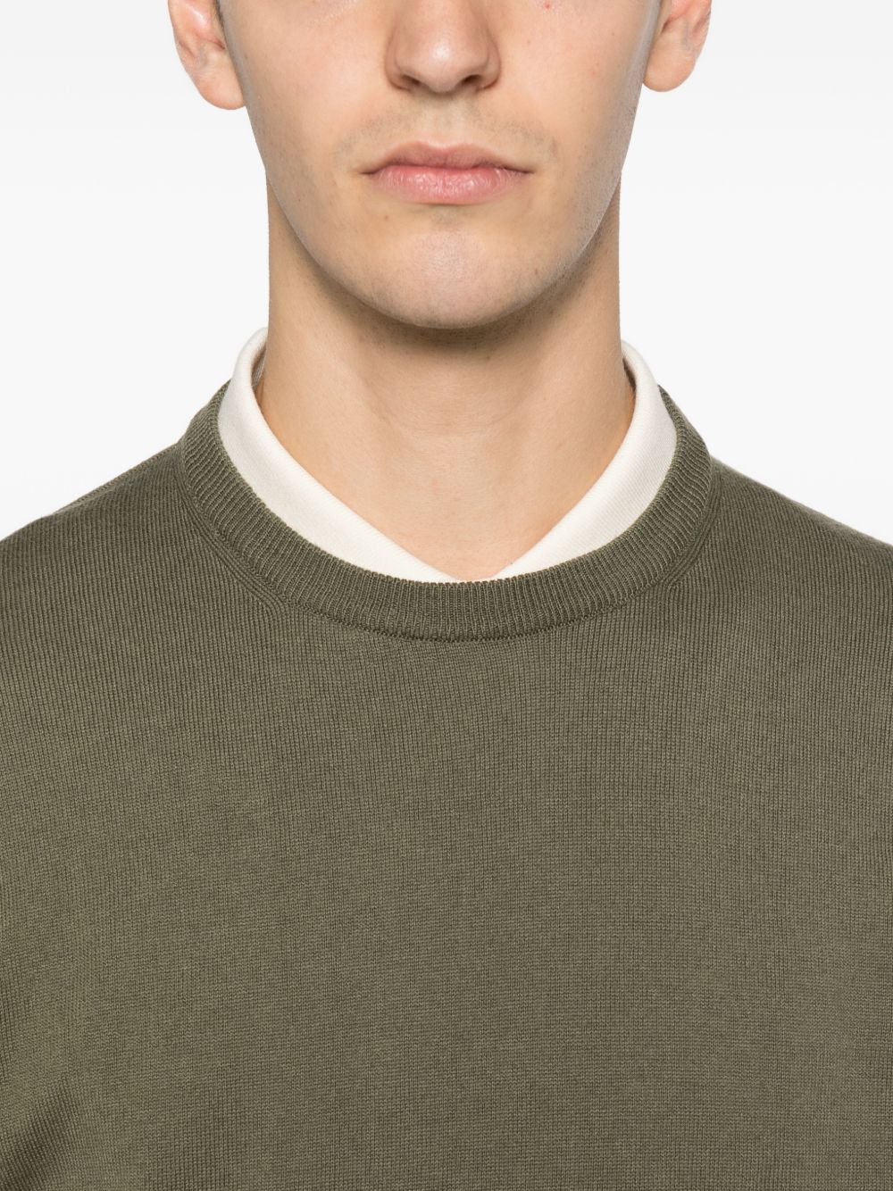 Maglione verde bosco a collo giro con toppa PEU561199011919 690 PEUTEREY