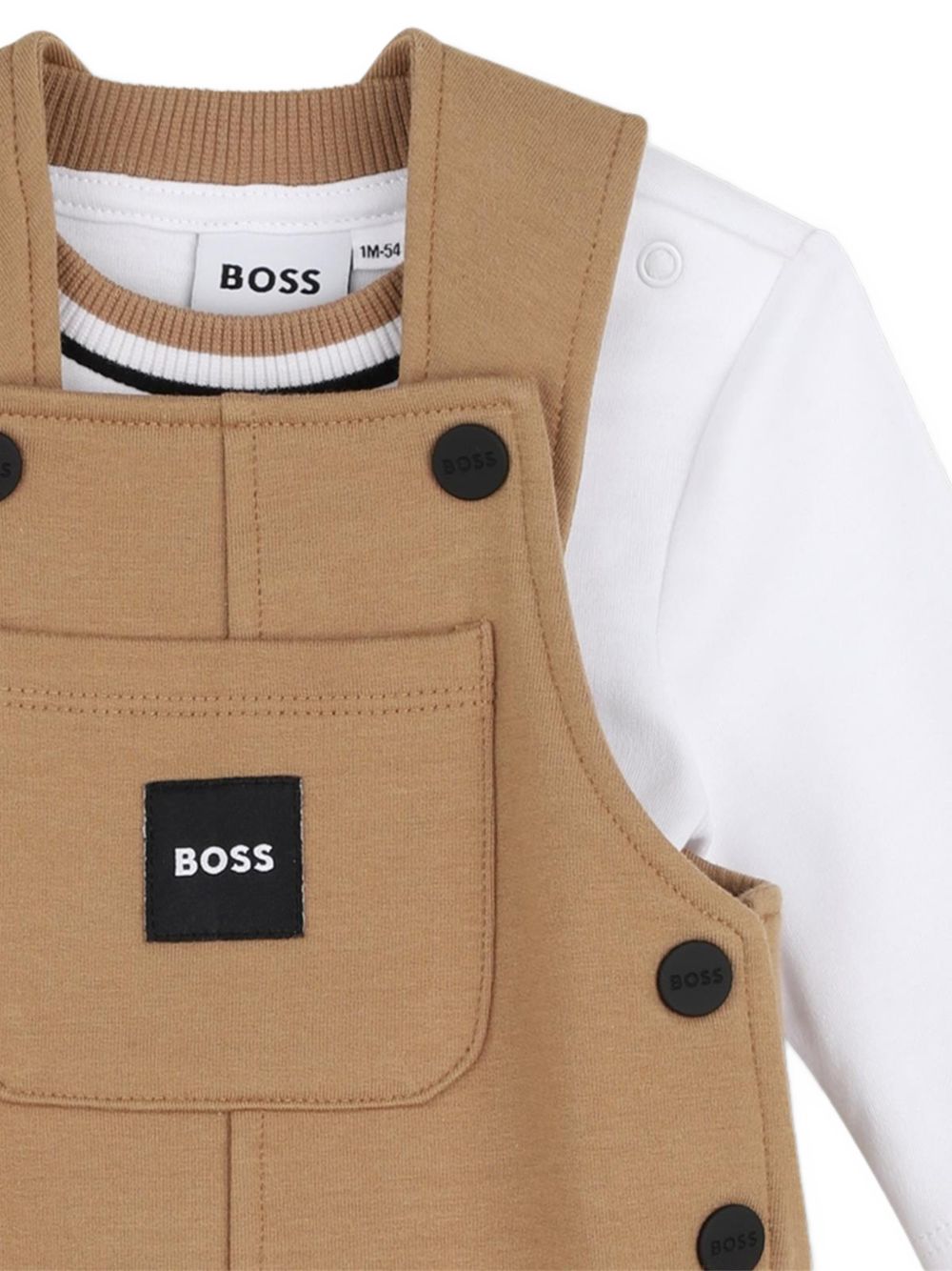 Overalls e t-shirt set. Overalls in brushed organic cotton e elastane fleece, snap fasteners sul straps e sides, patch tasca sul davanti, woven logo label sul tasca, a righe ribbing al ankles. T-shirt in 100% cotton interlock, a righe ribbing al coll J53301 269 BOSS KIDSWEAR
