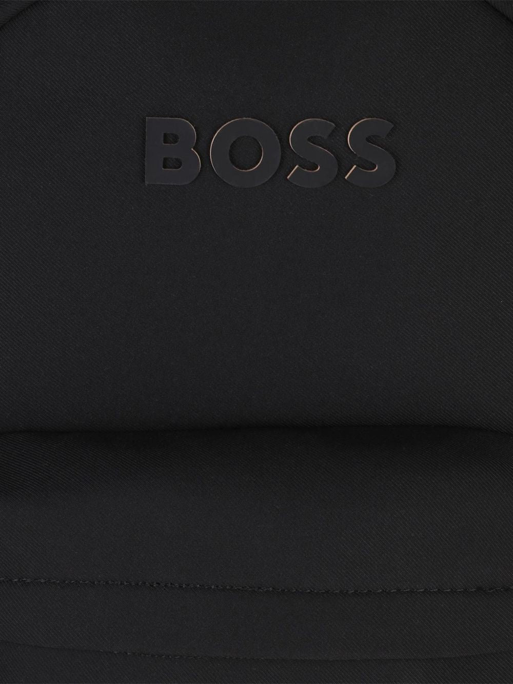 Backpack in matt weft fabric. Branded in silicone stampa con contrasted edges. Tricolor woven tab. Side tasche. Padded retro e spalla straps con mesh, for better comfort. Name label on retro. Chiusura con zip. Matched messenger bag j53594 e small bac J53598 09B BOSS KIDSWEAR
