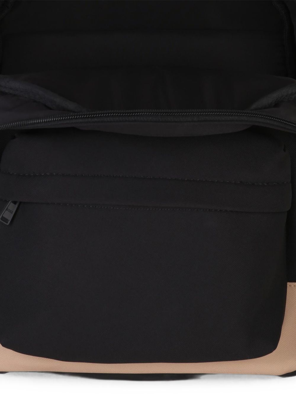 Backpack in matt weft fabric. Branded in silicone stampa con contrasted edges. Tricolor woven tab. Side tasche. Padded retro e spalla straps con mesh, for better comfort. Name label on retro. Chiusura con zip. Matched messenger bag j53594 e small bac J53598 09B BOSS KIDSWEAR
