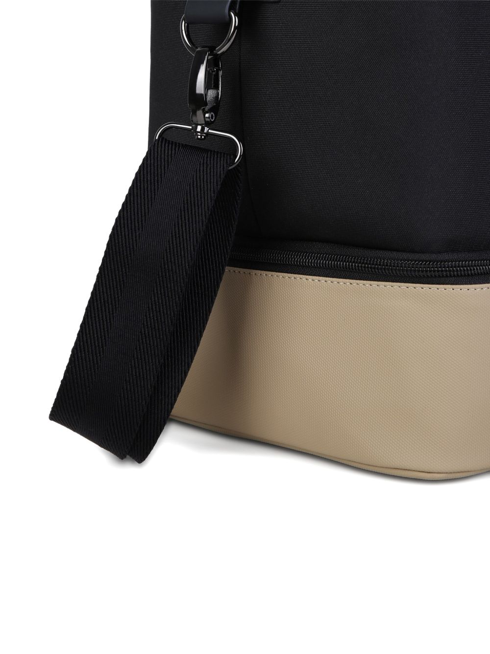 Changing bag in polyester canvas, coated canvas, e gum simili (in details). Large tasca under bag con removable compartments. Branded badge. Tricolor woven tab. Changing mat + 2 stroller straps + removable strap e handles in textured jacquard. Extern J53608 09B BOSS KIDSWEAR