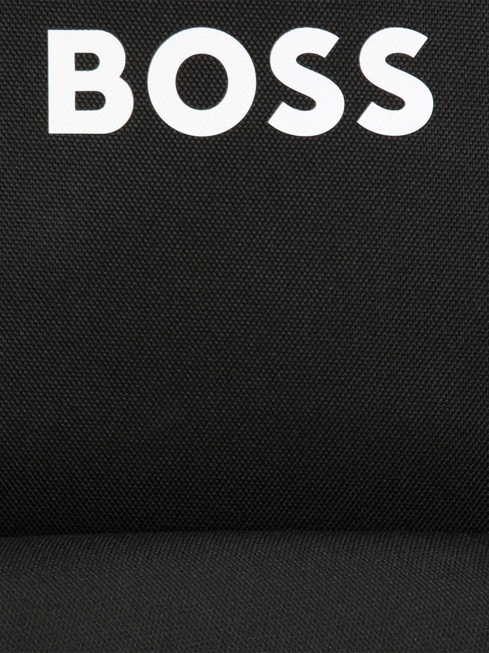 Backpack in polyester. Branded stampa logo e tricolor woven label. Name label on retro. Inside tasca for laptop e elastico for bottle. Retro e spalla straps in padded mesh, con chest clip for retro support e better comfort. Chiusura con zip. Matched J53639 09B BOSS KIDSWEAR