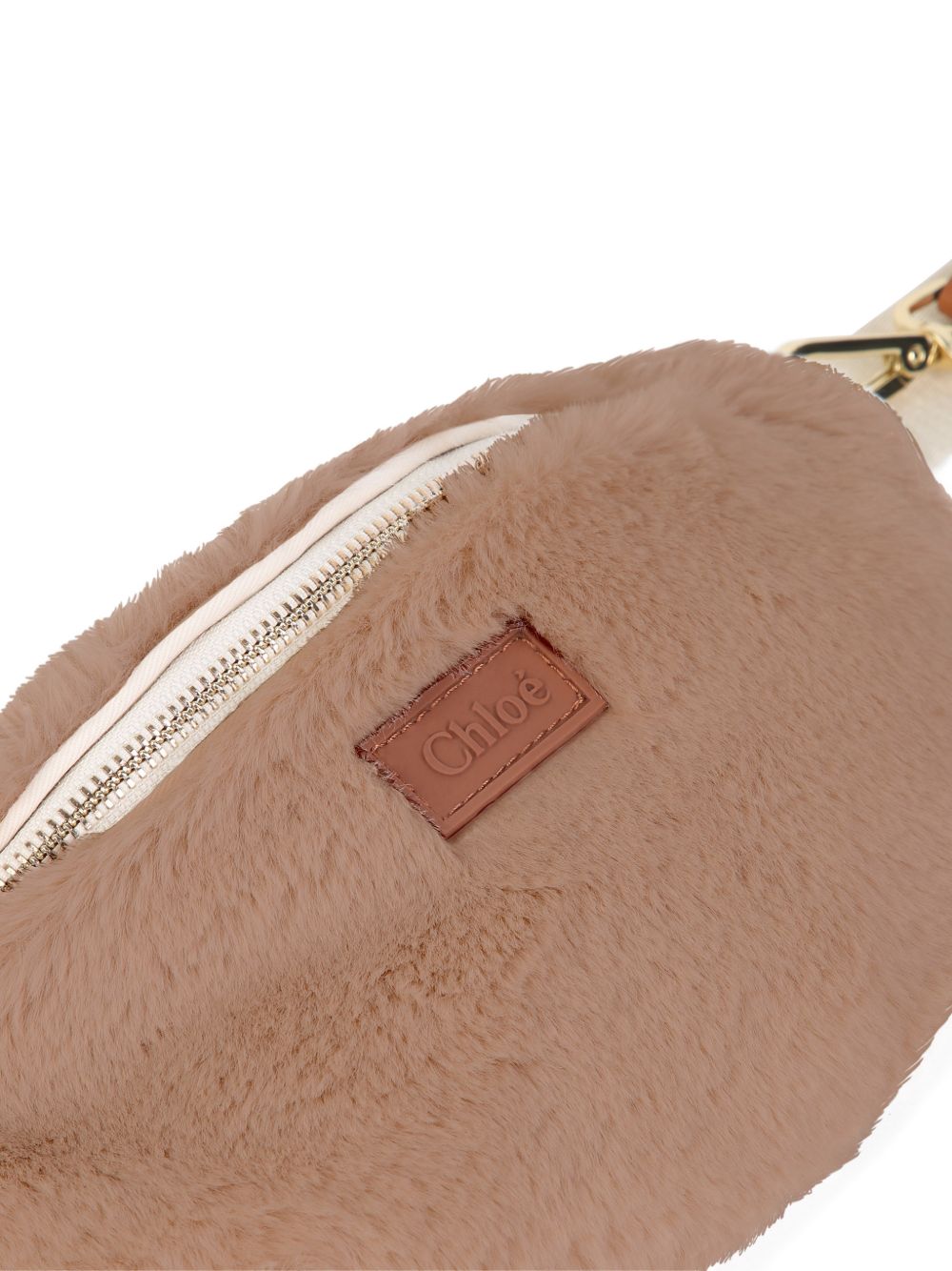 Faux-fur bumbag, con interchangeable chloé branded grosgrain strap, chloé silicone badge on davanti, cotton twill fodera, zipped chiusura, strap pieces, zip pullers e inside label in goat leather. Dimensions: w23xh13xd6cm. Strap length: 65cm. C21324 31F CHLOE KIDS