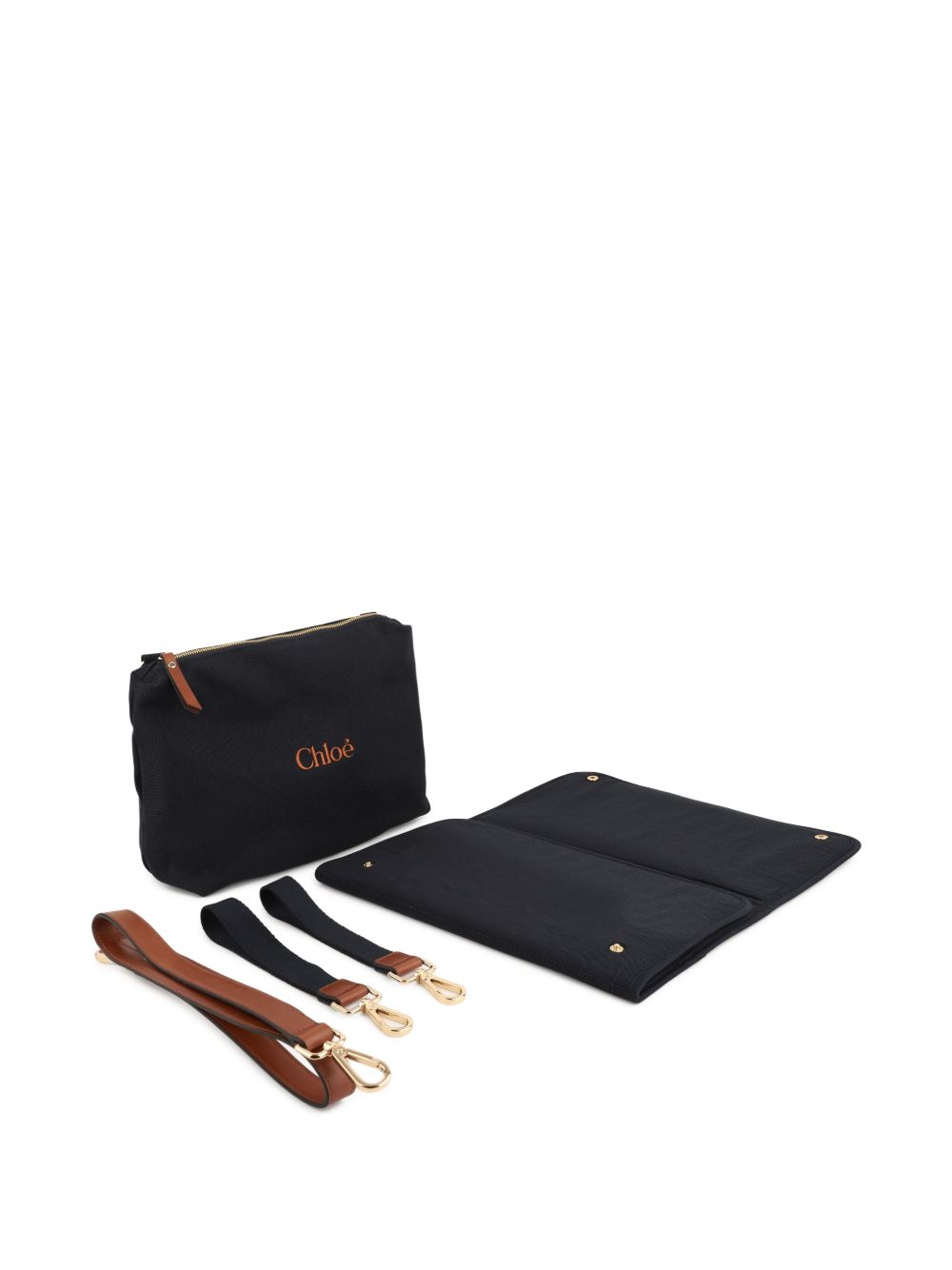Canvas changing bag, containing cotton from organic farming, goat leather strap e details, davanti e sides multipockets con snaps, cotton twill fodera, patch in goat leather con chloe horse embossed. Dimensions: w41xh33xd15cm. Strap length: 83cm. Sol C21387 859 CHLOE KIDS