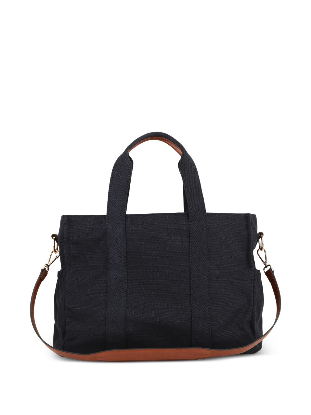 Canvas changing bag, containing cotton from organic farming, goat leather strap e details, davanti e sides multipockets con snaps, cotton twill fodera, patch in goat leather con chloe horse embossed. Dimensions: w41xh33xd15cm. Strap length: 83cm. Sol C21387 859 CHLOE KIDS