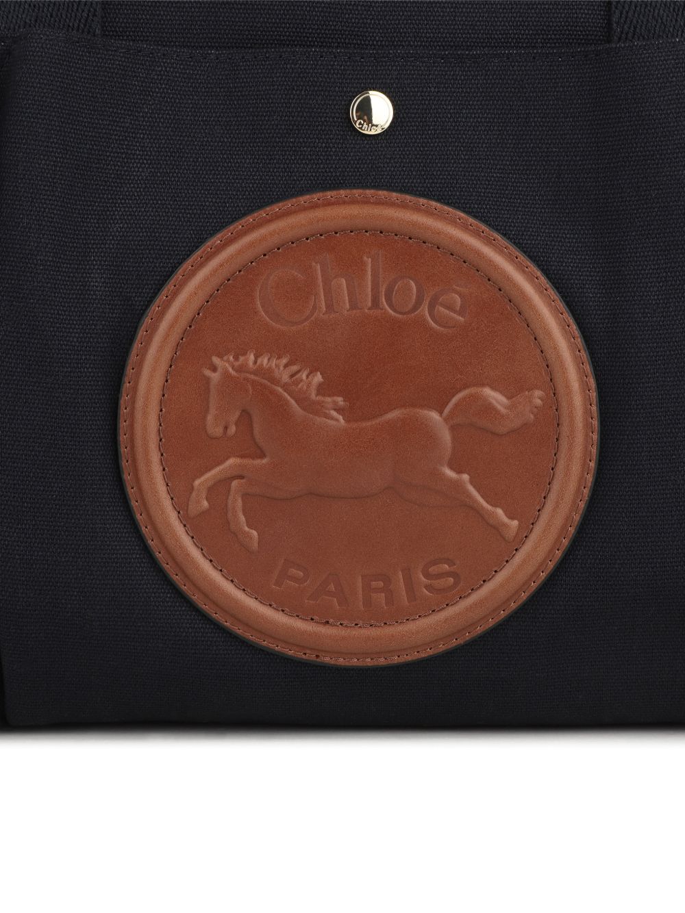 Canvas changing bag, containing cotton from organic farming, goat leather strap e details, davanti e sides multipockets con snaps, cotton twill fodera, patch in goat leather con chloe horse embossed. Dimensions: w41xh33xd15cm. Strap length: 83cm. Sol C21387 859 CHLOE KIDS
