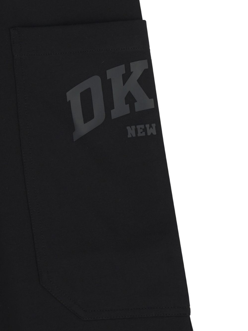 Light milano pantaloni, 62% viscose, 33% polyamide, 5% élasthanne. Tasche on sides. Printed dkny logo in rubber ink sul side e 2 davanti tasche. D62867 09B DKNY KIDS