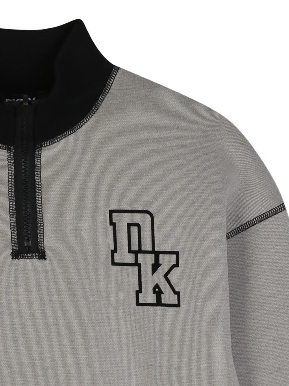 Reversible sweatshirt in doble jersey, 86% polyester 10% viscose 4% elastane, con high collar. One black side in jersey piqué effect con printed dkny logo at chest. Other side in beige jersey con dk logo in flocking technic at chest. D62868 P90 DKNY KIDS