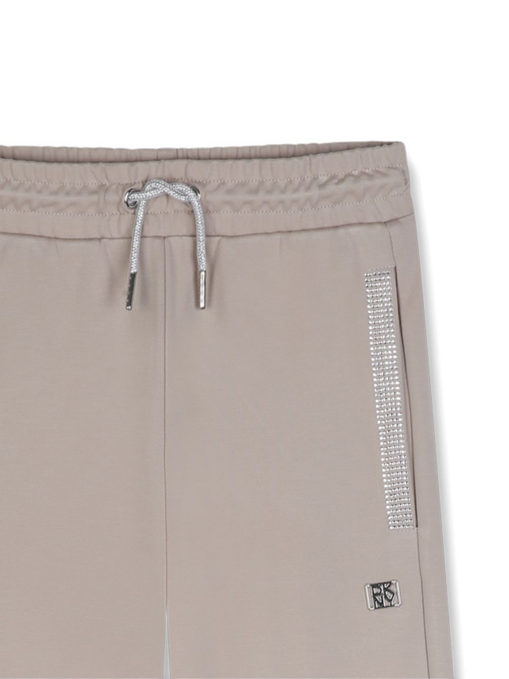Large pantaloni in light milano, 62% viscose, 33% polyamide, 5% elastane. Strass at collar. Vita elastica con strass coulisse ties. Dkny metal plate sul davanti. D62887 275 DKNY KIDS