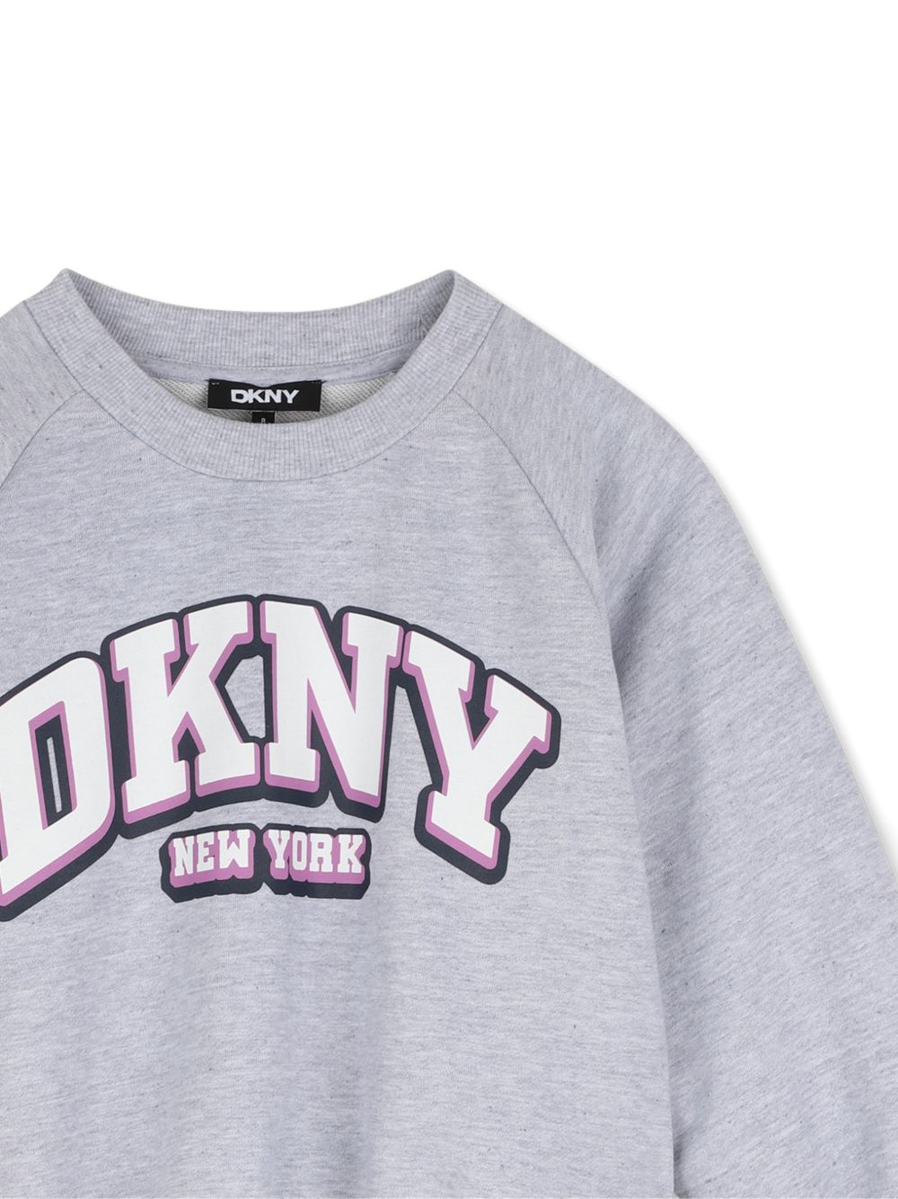 Sweatshirt in 60% cotton, 40% polyester cotone garzato, printed dkny illustrazione sul davanti. Elastico fondo. D62905 A32 DKNY KIDS