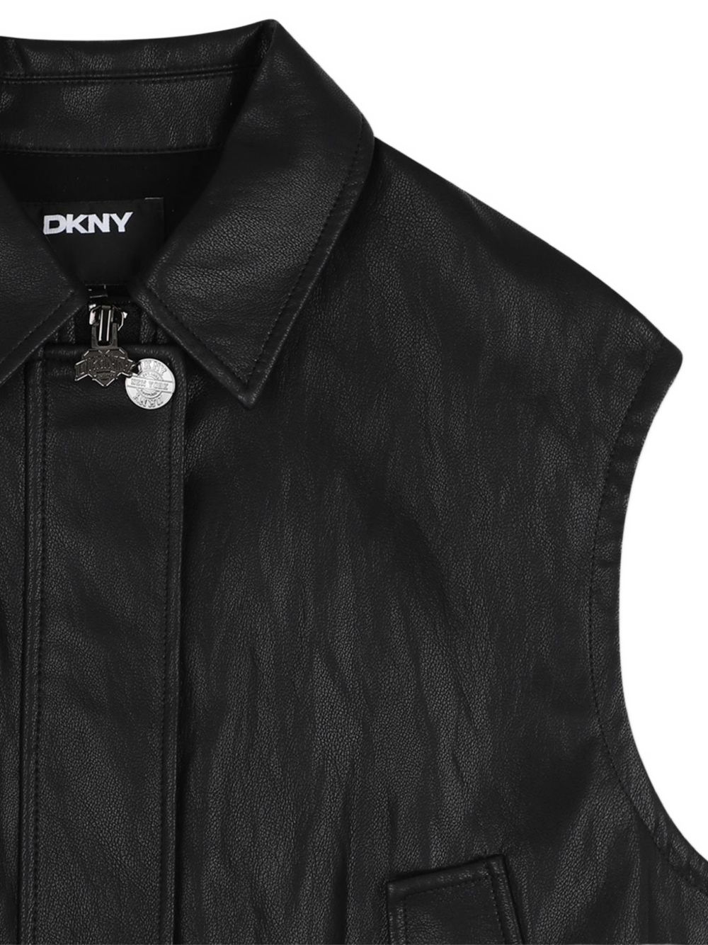 Mini-me senza maniche faux leather jacket in 55% polyurethane, 45% polyester. Davanti snaps tasche. Retro pleat. Elastictated fondo. Davanti zip chiusura. Embossed dkny logo al retro. D62908 09B DKNY KIDS