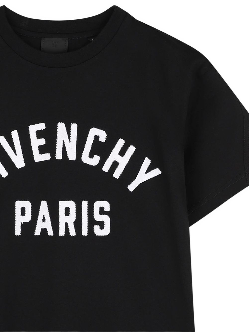 T-shirt in jersey, cotton from organic farming, twisted seams on maniche, color contrasted givenchy logo patch ermbroidery at davanti. H31345 09B GIVENCHY KIDS