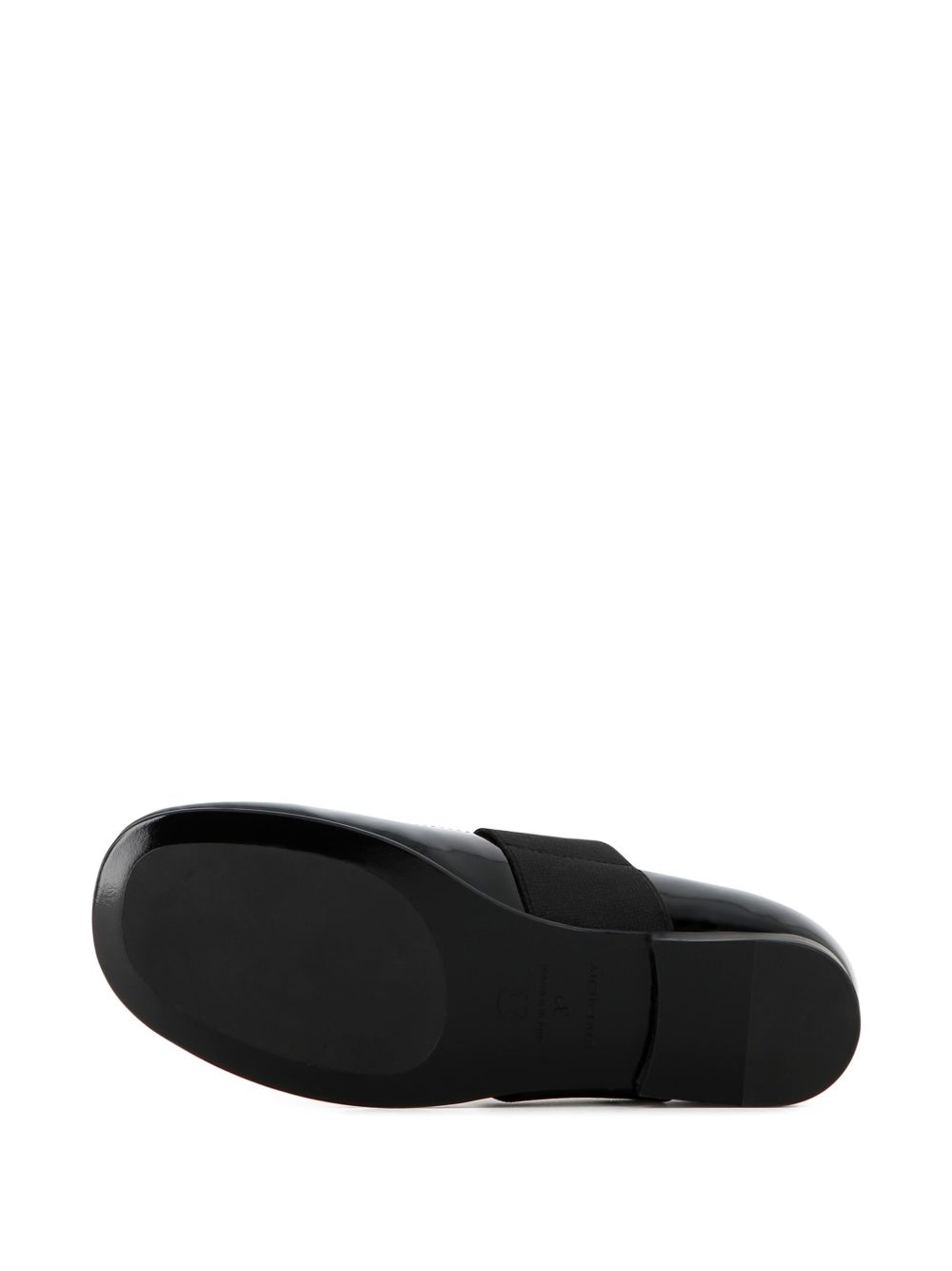 Ballerines in cow leather, varnished finish, lined in sheep leather, outsole in cow leather. Comfort secured by top elastico. Leather label sewn sul top elastico, givenchy logo printed. Made in portugal. Sold in shoes box. H31476 09B GIVENCHY KIDS