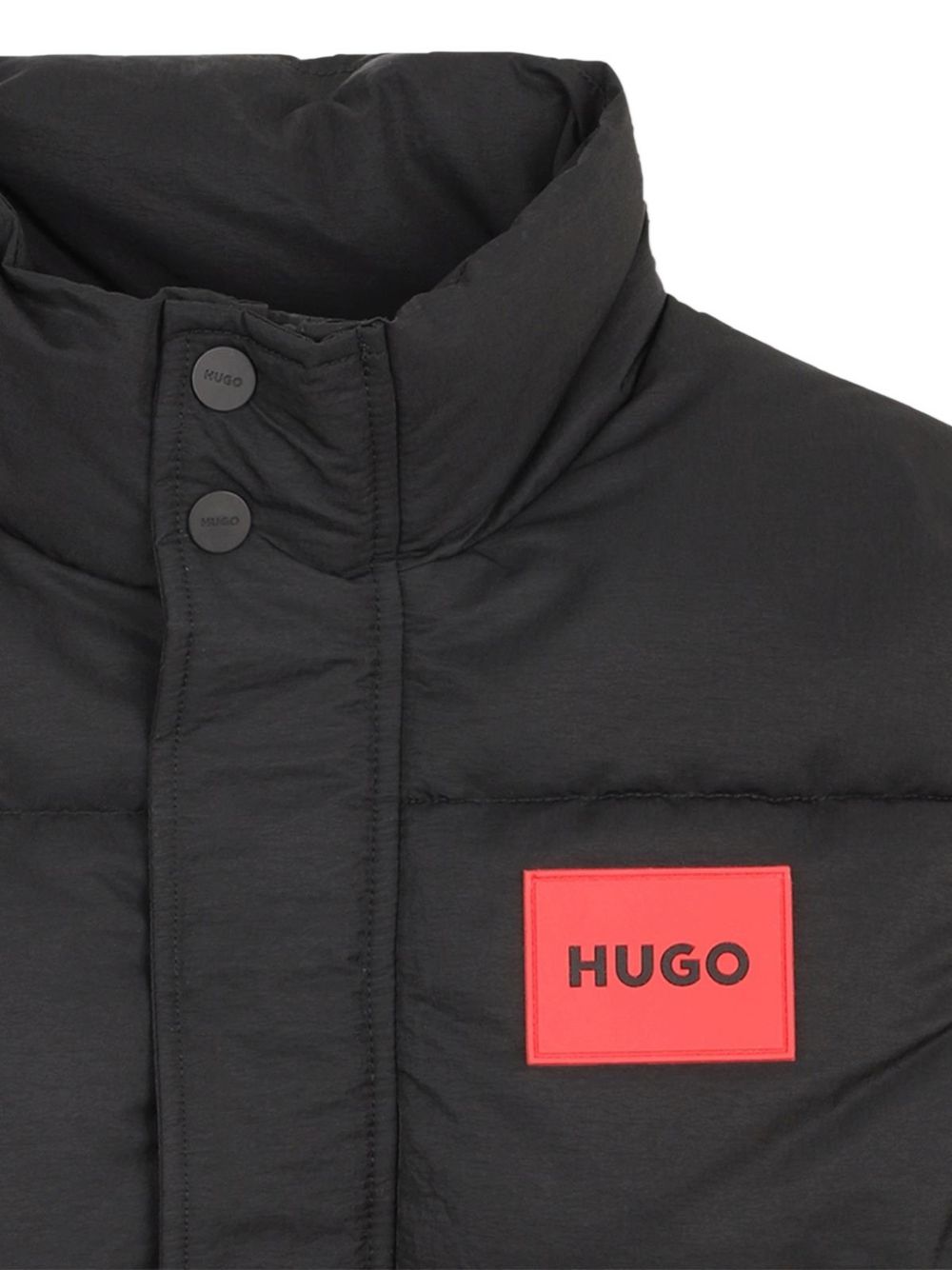 Senza maniche down jacket in 100% recycled polyamide, high collar, patch tasche con flap sul davanti, rubber badge con logo sul chest, zip chiusura con tab. G01180 09B HUGO KIDS