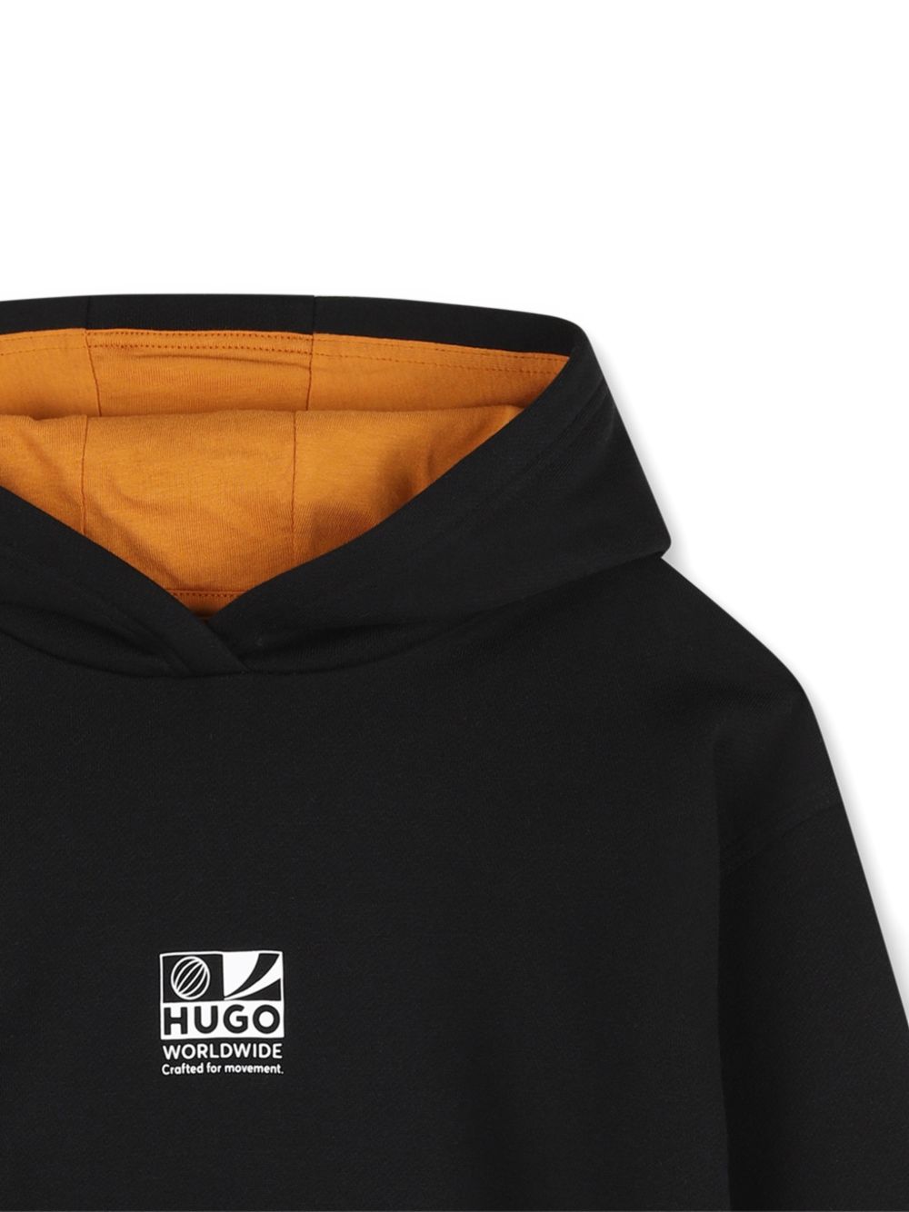 Brushed cotton polyester fleece hoodie, kangaroo tasca sul davanti, fantasia logo printed sul davanti, elastico hem e polsini, a contrasto cappuccio fodera, illustrazione fantasia printed sul retro. Vestibilità morbida G01234 09B HUGO KIDS