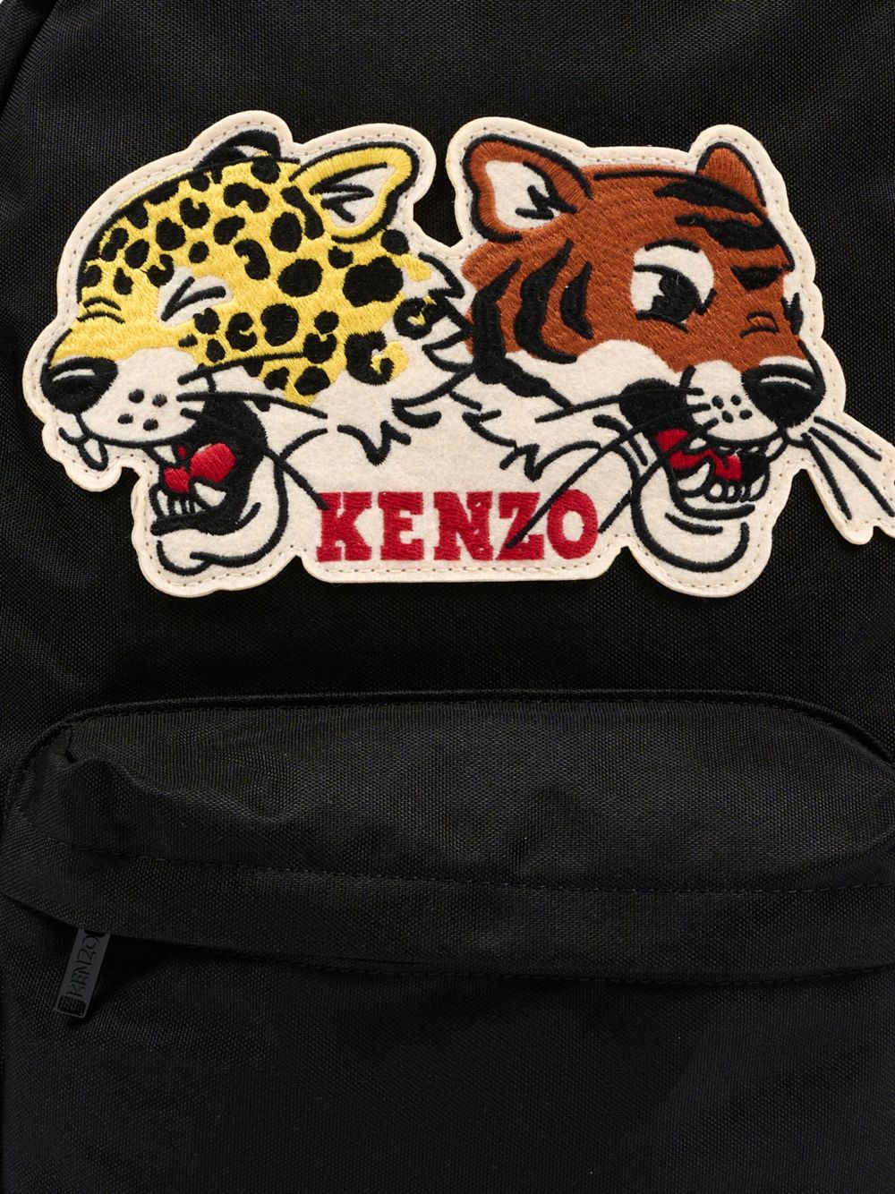 Canvas backpack (100% polyester) con branded ricamo on davanti. 100% polyester all-over stampa fodera. Retro padding. One davanti tasca e one inside tasca. Inside sticker. Regolabile straps con kenzo ricamo. Side tasche to put bottle. Dimensions : 38 K62155 09B KENZO KIDS