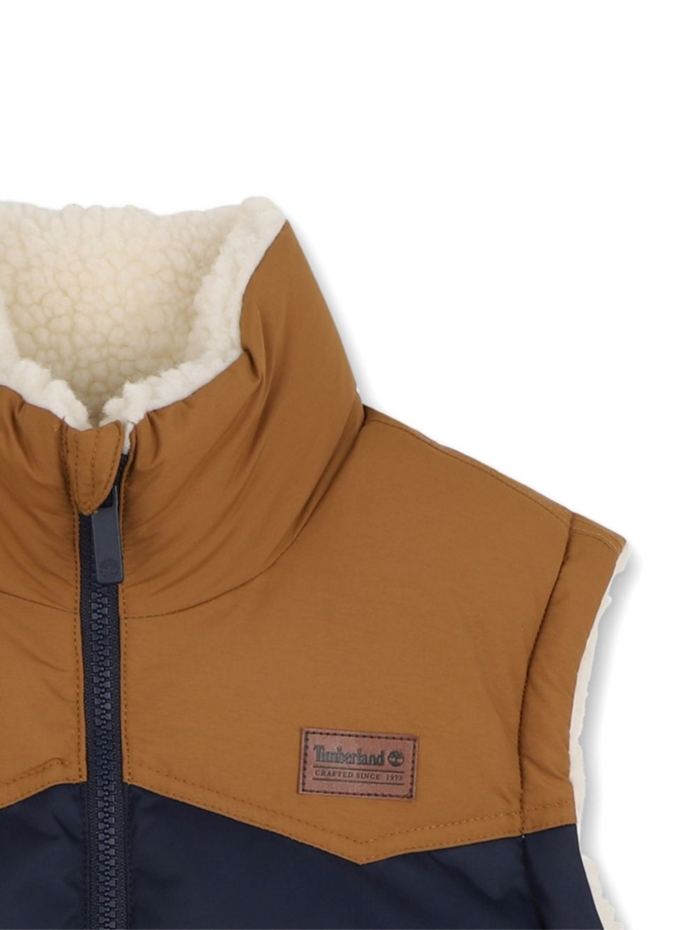 Reversible senza maniche piumino. One side in 100% polyester water repellent twill, bicolor yokes, davanti flap tasche, printed logo on paper label on chest. Other side in 100% polyester faux shearling, side tasche, ricamato logo sul retro. *reversib T61059 849 TIMBERLAND KIDS