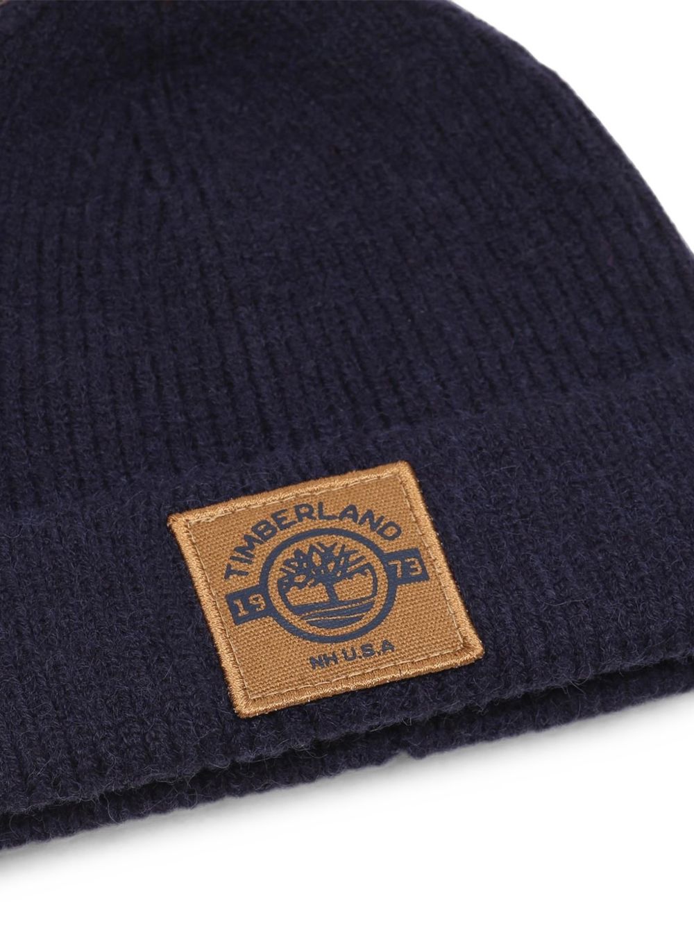 In maglia beanie con turn up e eco-pelliccia pompom. Badge con branded stampa. Mixed composition: pc/pl/pa. T61095 849 TIMBERLAND KIDS