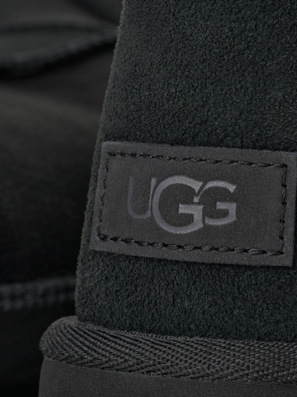 1182132 BLK UGG