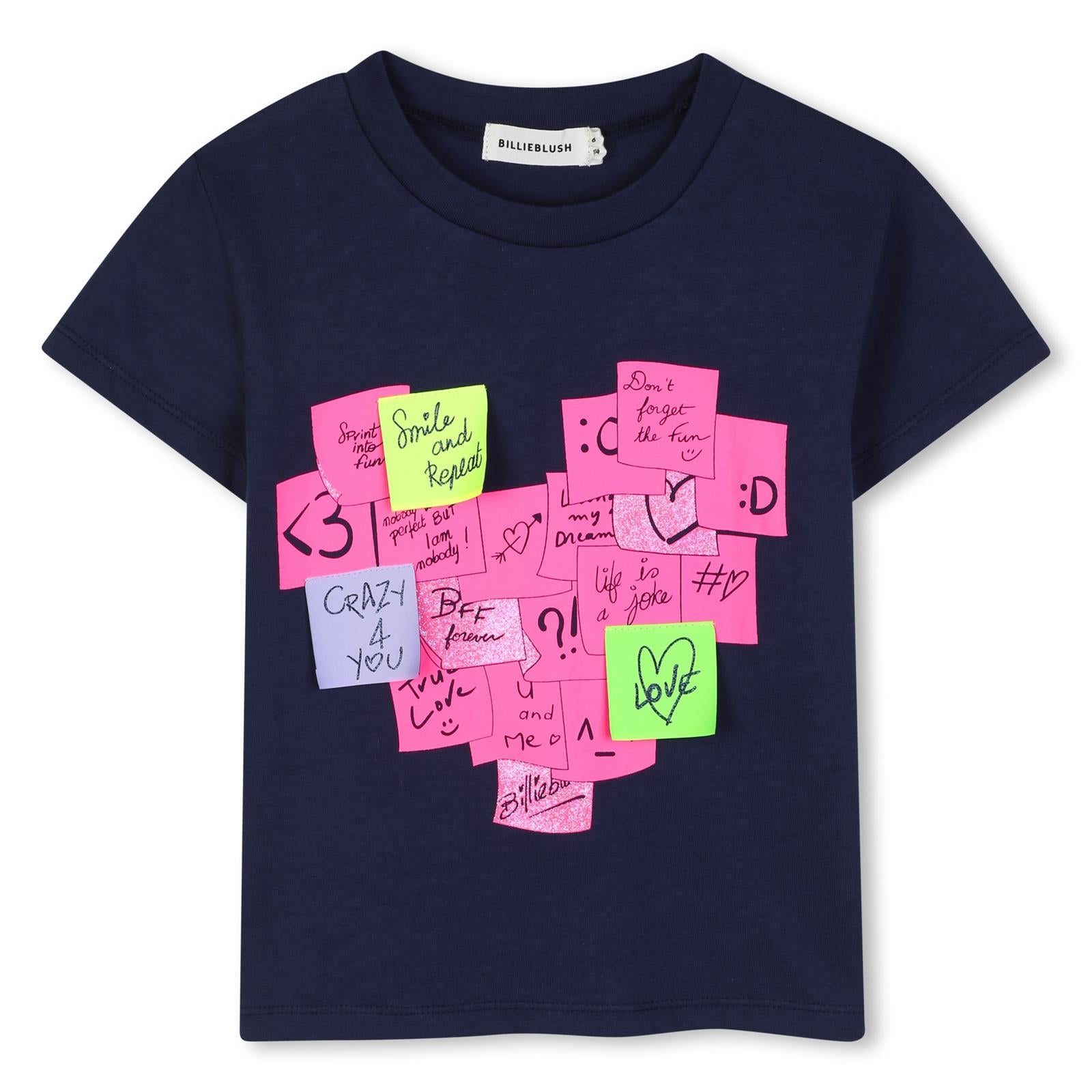 T-shirt in jersey, maniche corte, illustrazione con etichette tessute sul davanti. Vestibilità comfort. U22377 85T BILLIE BLUSH KIDS