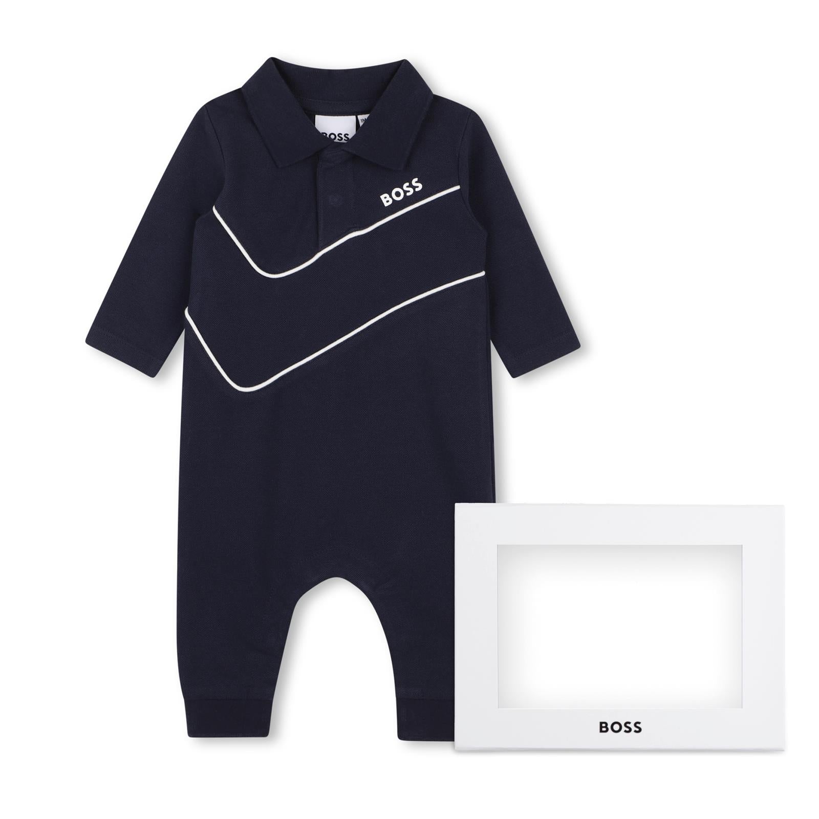 Organic cotton e polyester velour pajamas. Polo collar, davanti chiusura con bottoni automatici, "boss" stampa, e piped chest seam. Sold in a gift box. J53288 849 BOSS KIDSWEAR