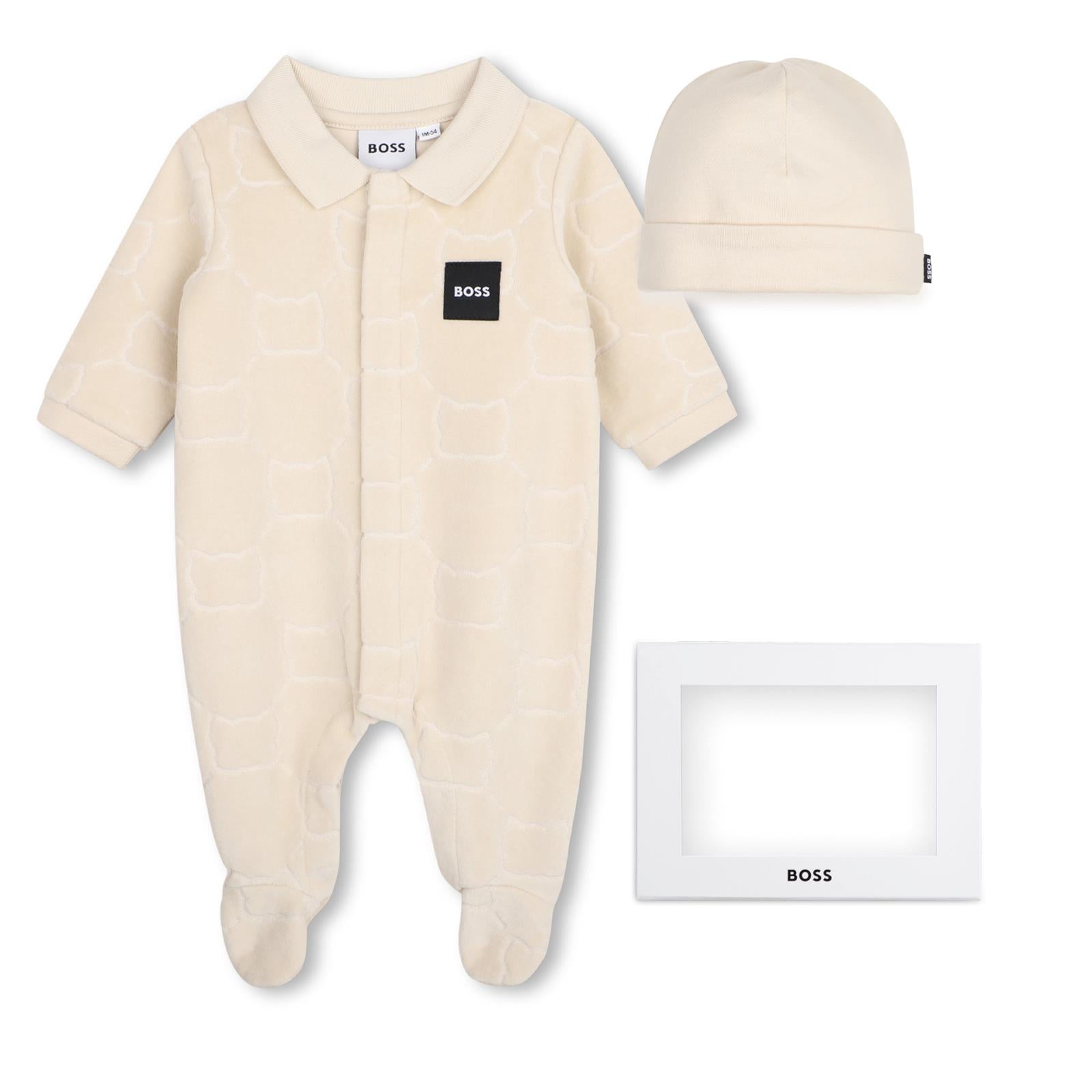 Pajama e hat set. Organic cotton e polyester velour pajamas, all-over embossed fantasy illustrazione, woven logo label sul chest, chiusura con bottoni automatici sul davanti, polo neck. 100% cotton jersey hat, woven logo label sul side. Sold in gift J53290 21K BOSS KIDSWEAR
