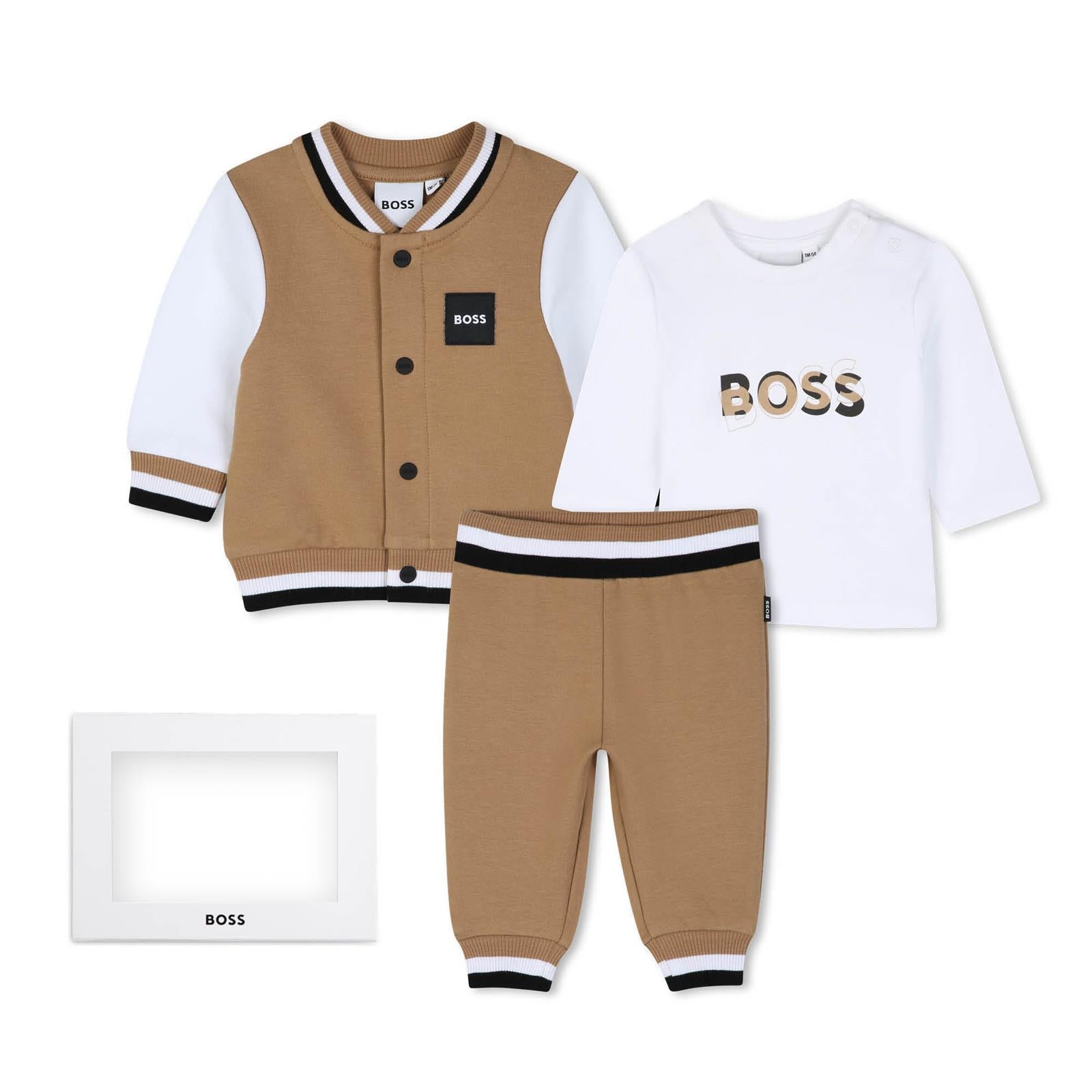 Cardigan, pantaloni e t-shirt set. Cardigan in brushed organic cotton e elastane fleece, snap chiusura sul davanti, teddy shape, a contrasto maniche, a righe ribbing al collar, polsini e hem, woven logo label sul side. Pantaloni in brushed fleece, a J53305 269 BOSS KIDSWEAR