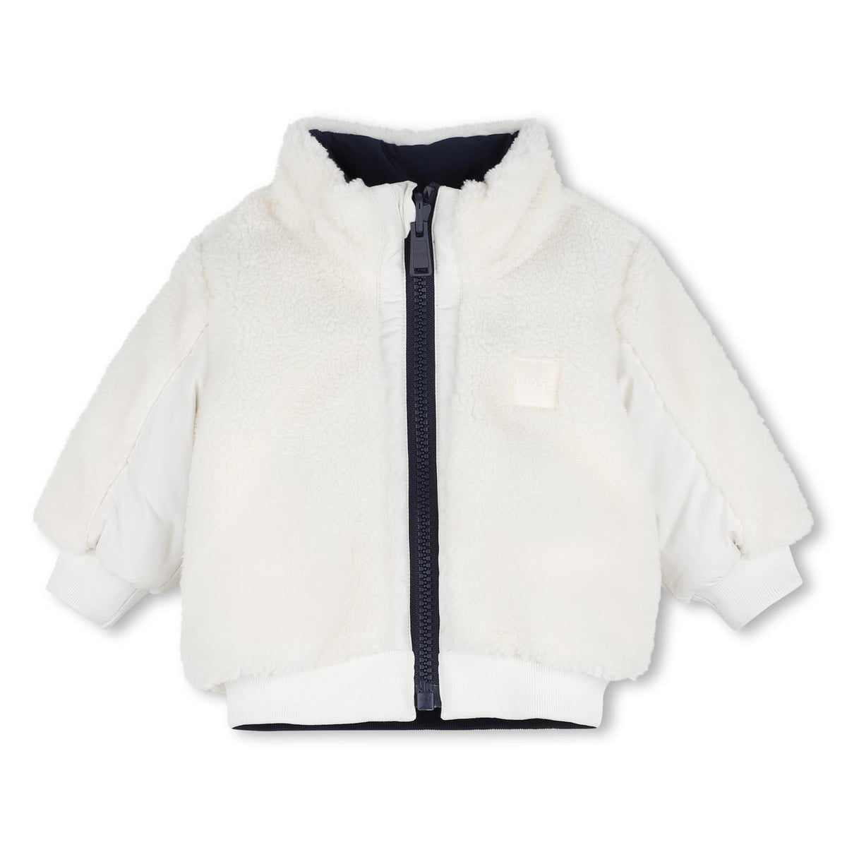 Reversible piumino. One side in sherpa con chiusura con zip, boss badge sul chest, e two side tasche. Other side in nylon con chiusura con zip, boss logo sul chest, e two patch tasche sul davanti. J53505 120 BOSS KIDSWEAR