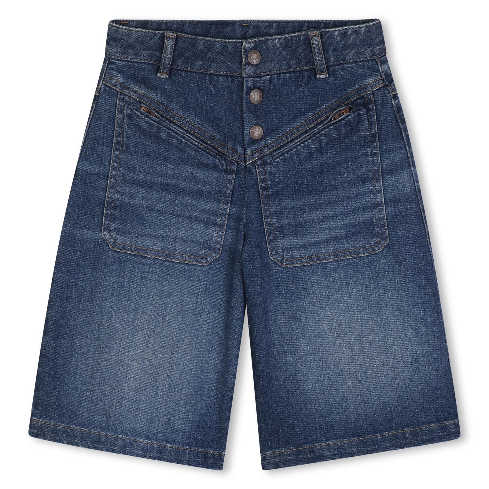 Cotton from organic farming denim shorts, davanti patch tasche con zipped chiusura, chloe branded metal buttons, chloe label in cow leather, vegetal tanning, on retro, vita regolabile con inside elastico band. C21260 Z10 CHLOE KIDS