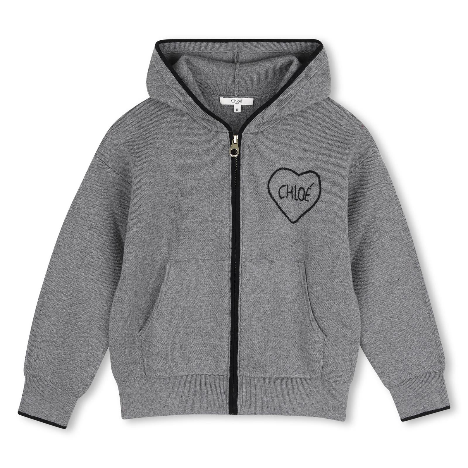 In maglia hoodie cardigan in 90% containing cotton from organic farming 10% wool filato, zipped chiusura, kangaroo tasca, chloe cuore hand ricamo on davanti. C21298 A46 CHLOE KIDS