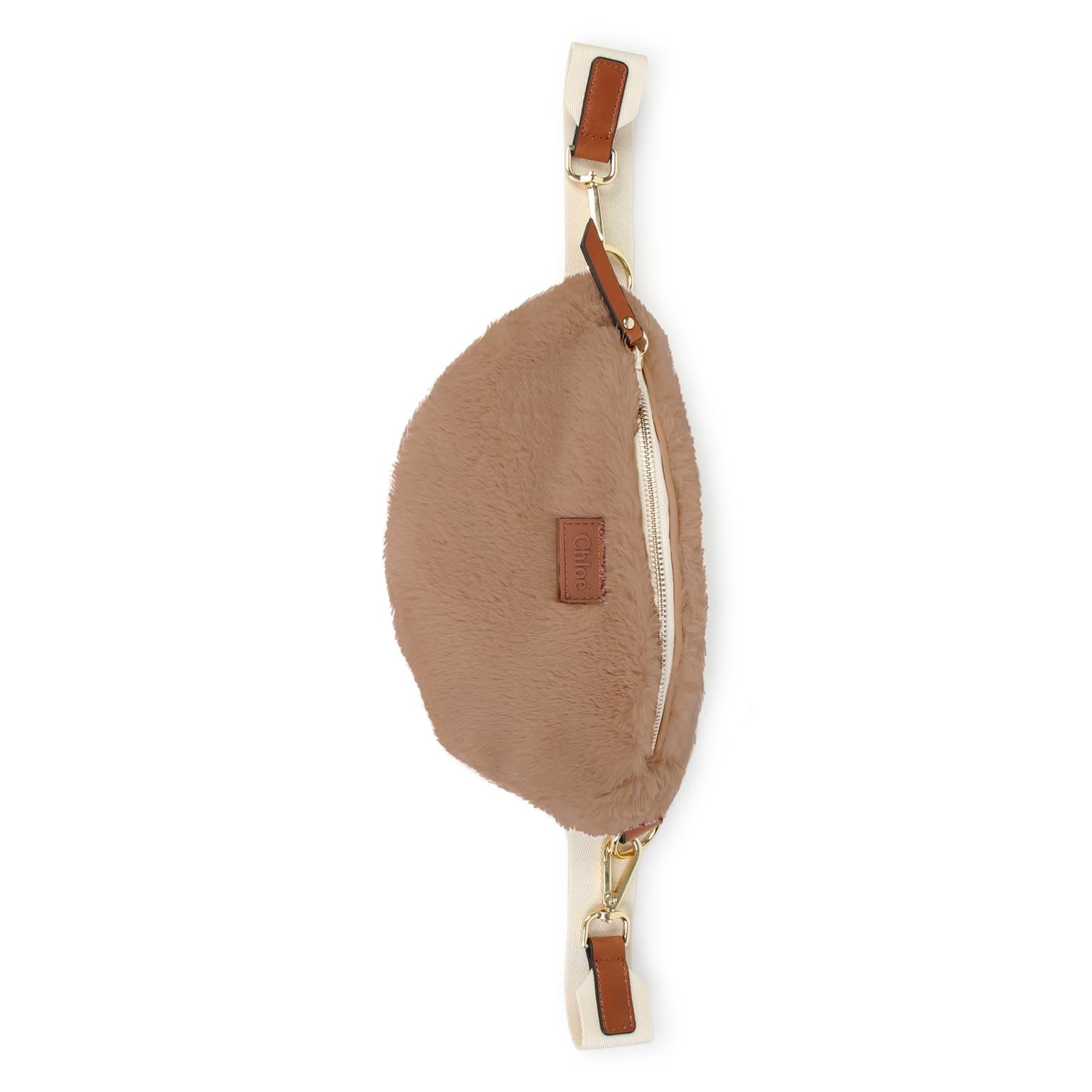 Faux-fur bumbag, con interchangeable chloé branded grosgrain strap, chloé silicone badge on davanti, cotton twill fodera, zipped chiusura, strap pieces, zip pullers e inside label in goat leather. Dimensions: w23xh13xd6cm. Strap length: 65cm. C21324 31F CHLOE KIDS
