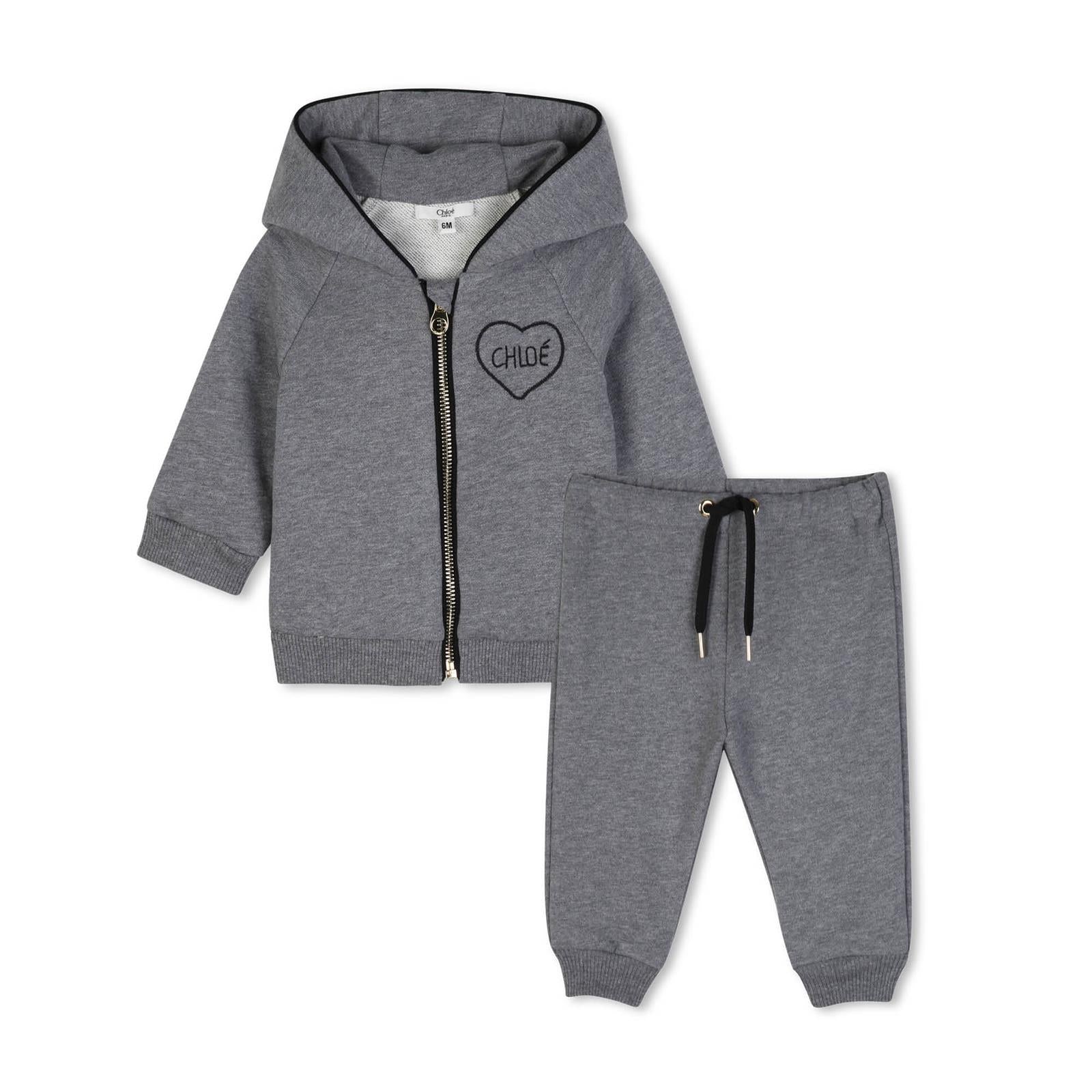 Tracksuit set, in marled cotone garzato, containing cotton from organic farming. Con cappuccio cardigan : zipped chiusura, chloe ricamo a cuore on davanti. Pantaloni : drawstrings at vita, chloe branded metal ends, chloe ricamo a cuore sul retro. C21347 A46 CHLOE KIDS