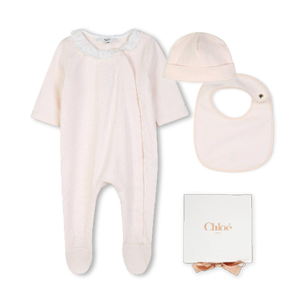 Set of pyjamas, beanie, bib ricamato con chloe "c". Pyjamas : interlock containing cotton from organic farming, con ricamato collar in poplin, containing cotton from organic farming, chloe logo printed con metallic aspect on fondo manica, snapped chi C21367 440 CHLOE KIDS