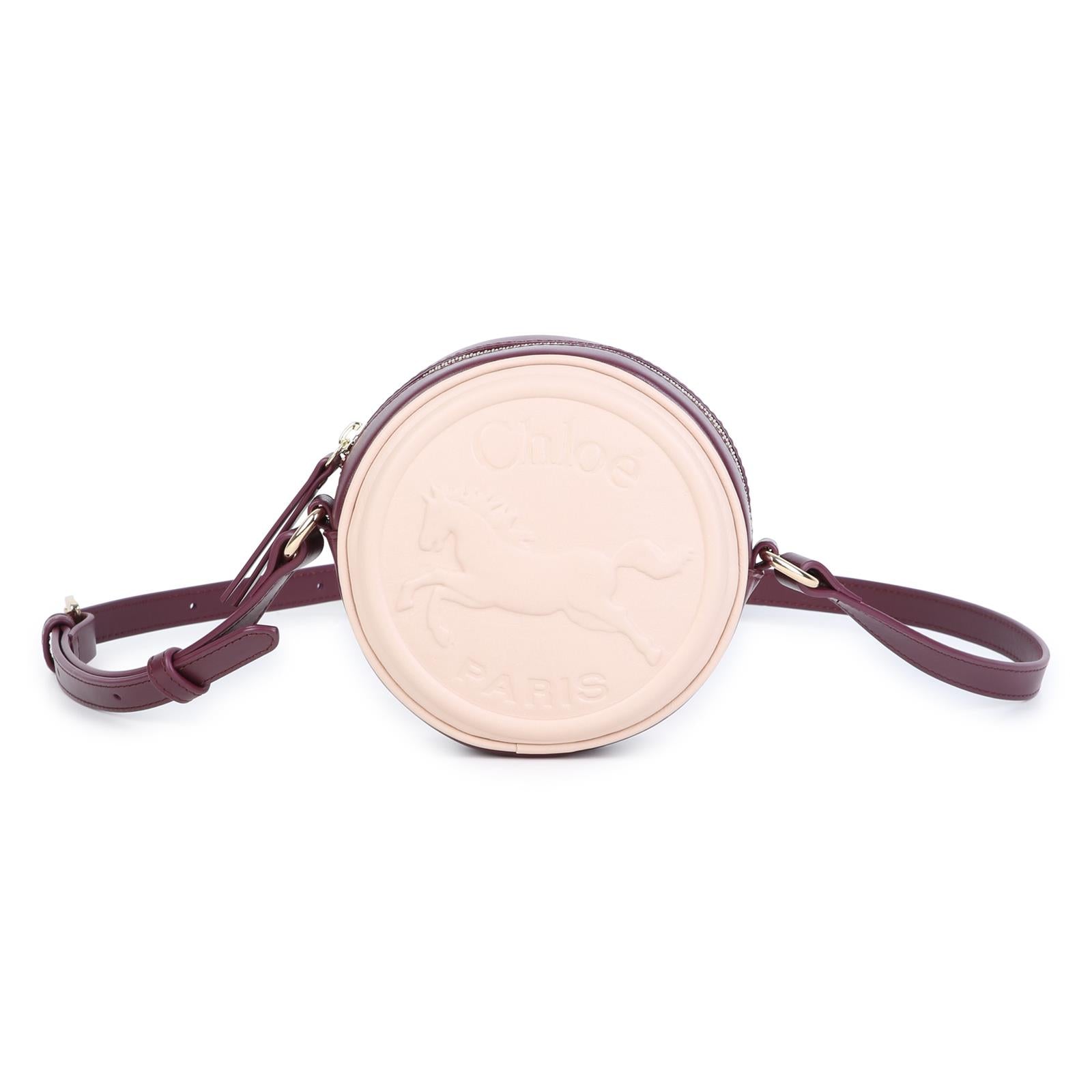 Rounded spalla bag, in goat leather, zipped chiusura, patch in goat leather (chrome tanning) con chloe horse embossed. Cotton twill fodera. Diameter: 13cm, depth : 5cm, strap length: 90cm. C21396 20E CHLOE KIDS