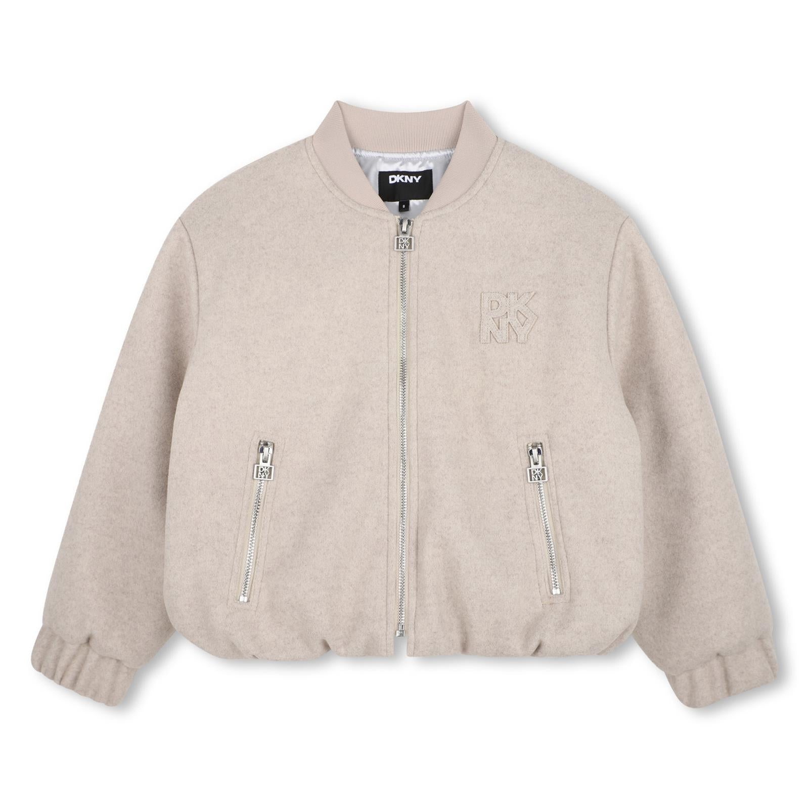 Mini-me blouson in 85% polyester, 15% viscose. Davanti zipped tasche. Dkny badge at chest. Davanti zip chiusura. D62804 C10 DKNY KIDS