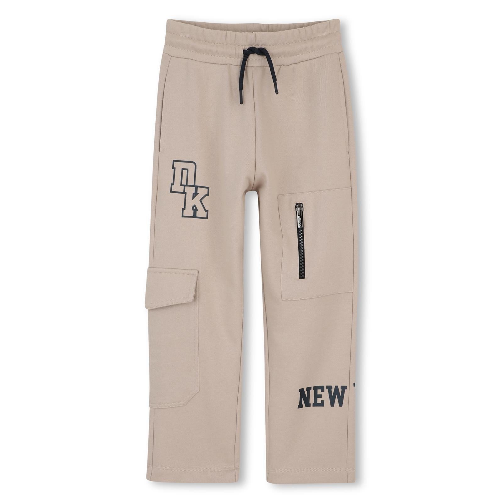 Cotone garzato pantaloni in 60% cotton 40% polyester. 2 davanti tasca + 1 davanti zipped tasca e 1 side tasca at fondo leg. Printed patches sul davanti. Vita elastica con coulisse ties. D62864 275 DKNY KIDS