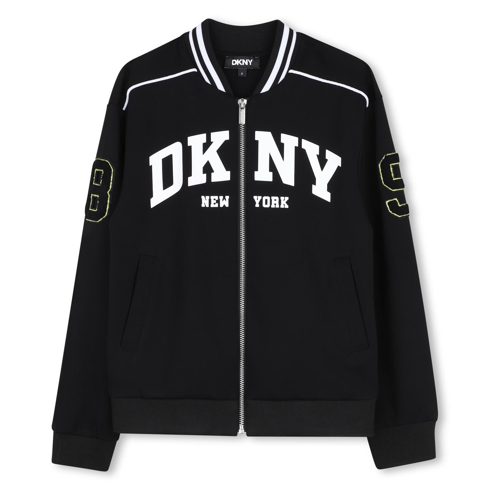Cardigan in light milano, 62% viscose, 33% polyamide, 5% élasthanne. Davanti tasche. Zipped chiusura. Printed dkny logo sul davanti. 89 patch on maniche. D62869 09B DKNY KIDS