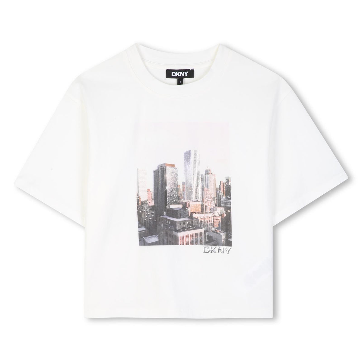 Maniche corte t-shirt in jersey 96% cotton from organic farming e 4% elastane. Printed illustrazione sul davanti con silver 3d dkny logo sul davanti. D62919 117 DKNY KIDS