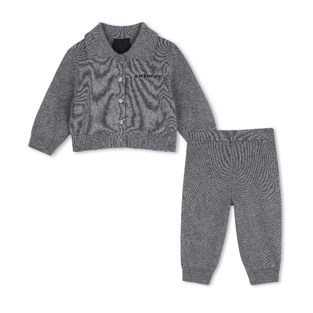 In maglia set of cardigan e pantaloni, in jersey 95% cotton e 5% cashmere. Cardigan, middle davanti tone on tone buttonned. Color contrasted, givenchy logo ricamo at davanti chest. Pantaloni con vita elastica e color contrasted givenchy logo ricamo. H31295 A47 GIVENCHY KIDS