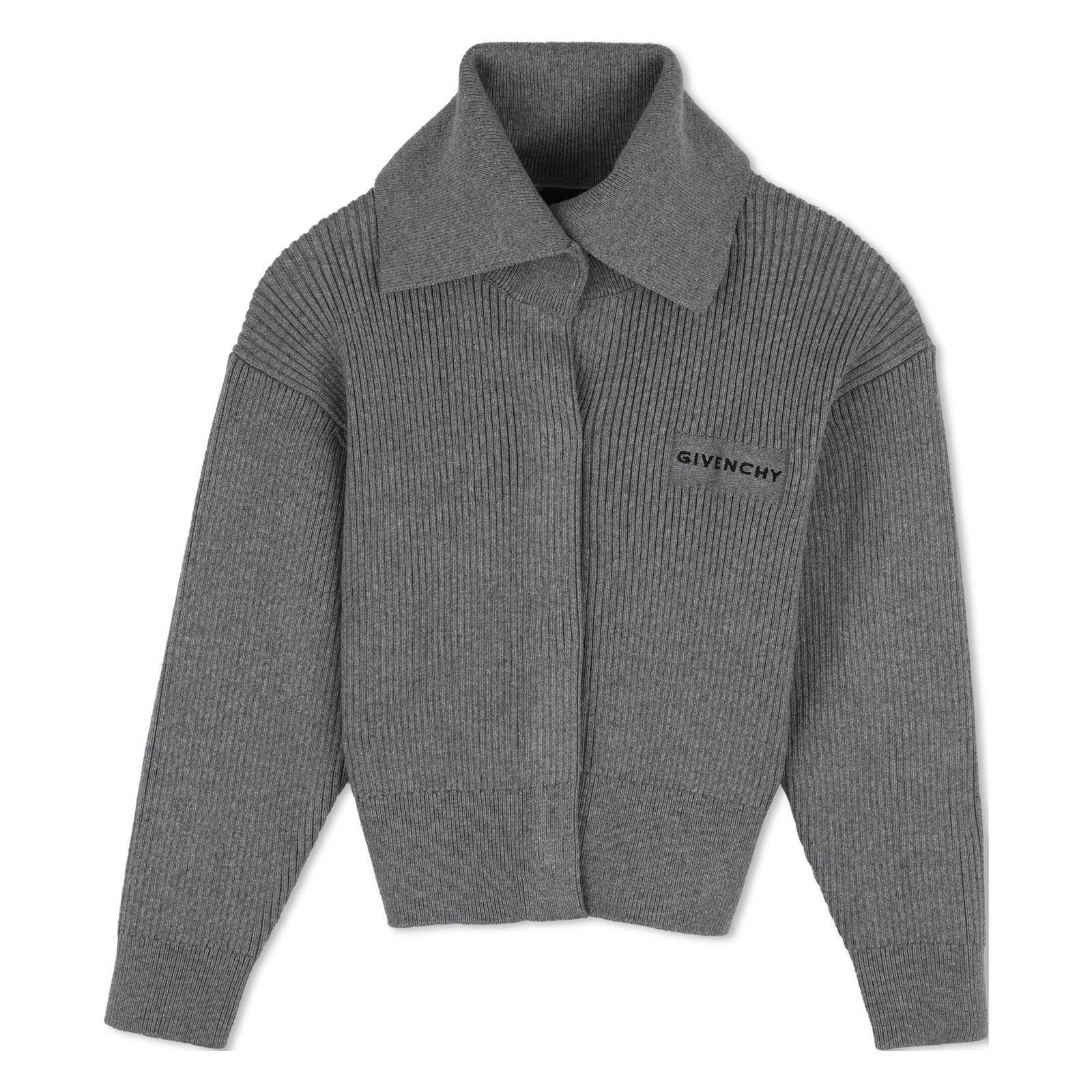 Cardigan in maglia, costina knitting high gauge, 95% cotton e 5% cashmere. Fantasia oversize high collar. Oversize snaps middle davanti chiusura. Color contrasted givenchy logo ricamo at chest. H31549 A47 GIVENCHY KIDS