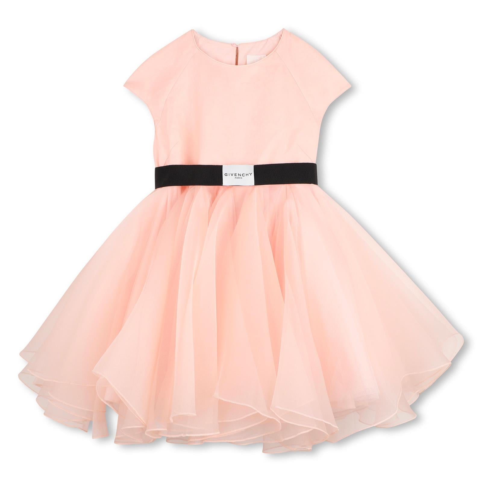 Robe cérémonie mix matières, organza de soie et tulle polyester, doublée viscose légère. Ceinture amovible faite avec une tresse ottoman coloris contrasté et étiquette tissée logo givenchy. Vendu avec housse tissu, logo givenchy imprimé. H31571 46M GIVENCHY KIDS