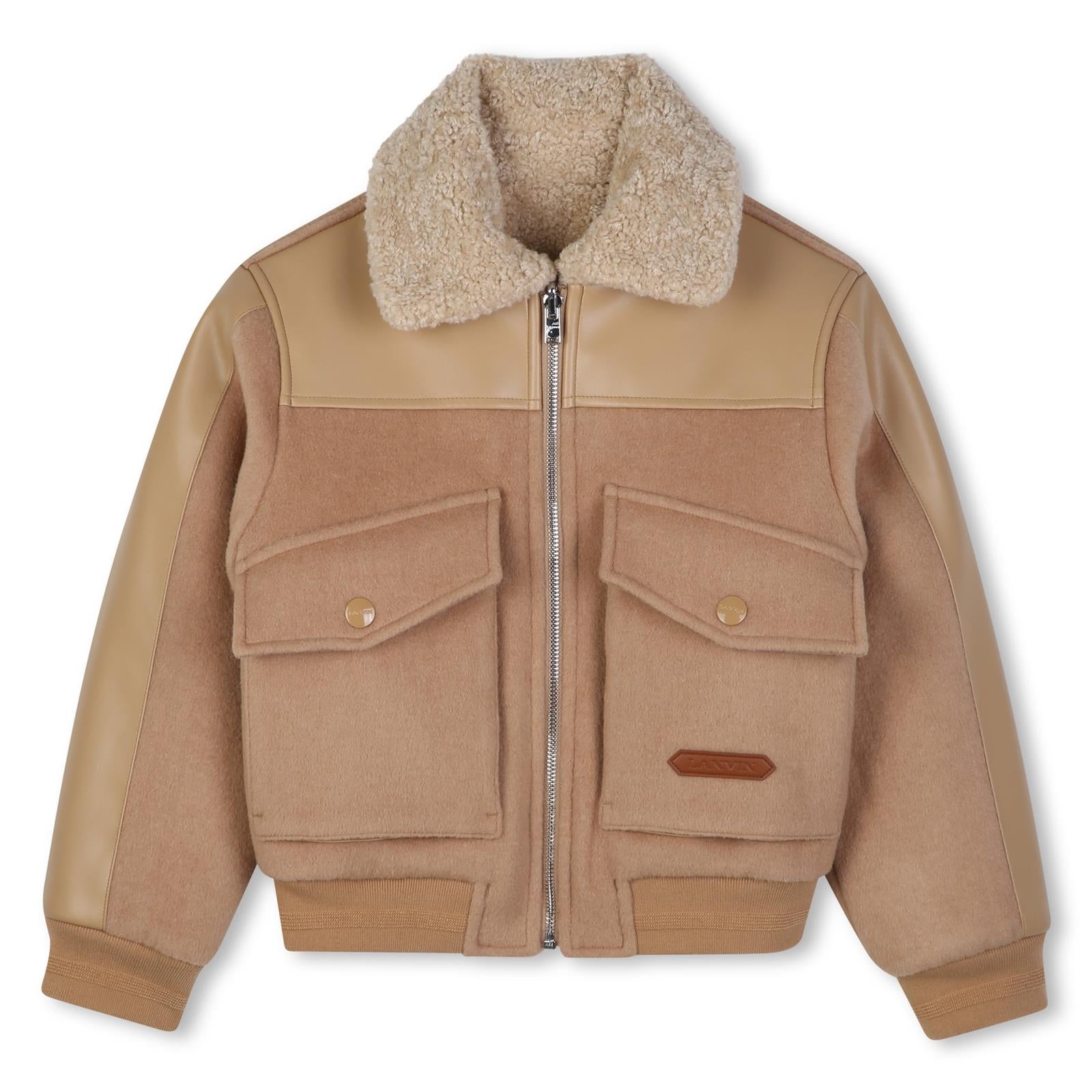 Faux leather e wool reversible jacket on one side, sherpa synthetic fur sul other, reversible zip chiusura, bicolore ribbed trim. Wool side: flap patch tasche con branded enamelled chiusura con bottoni automatici, faux leather label on davanti con la N30447 287 LANVIN KIDS
