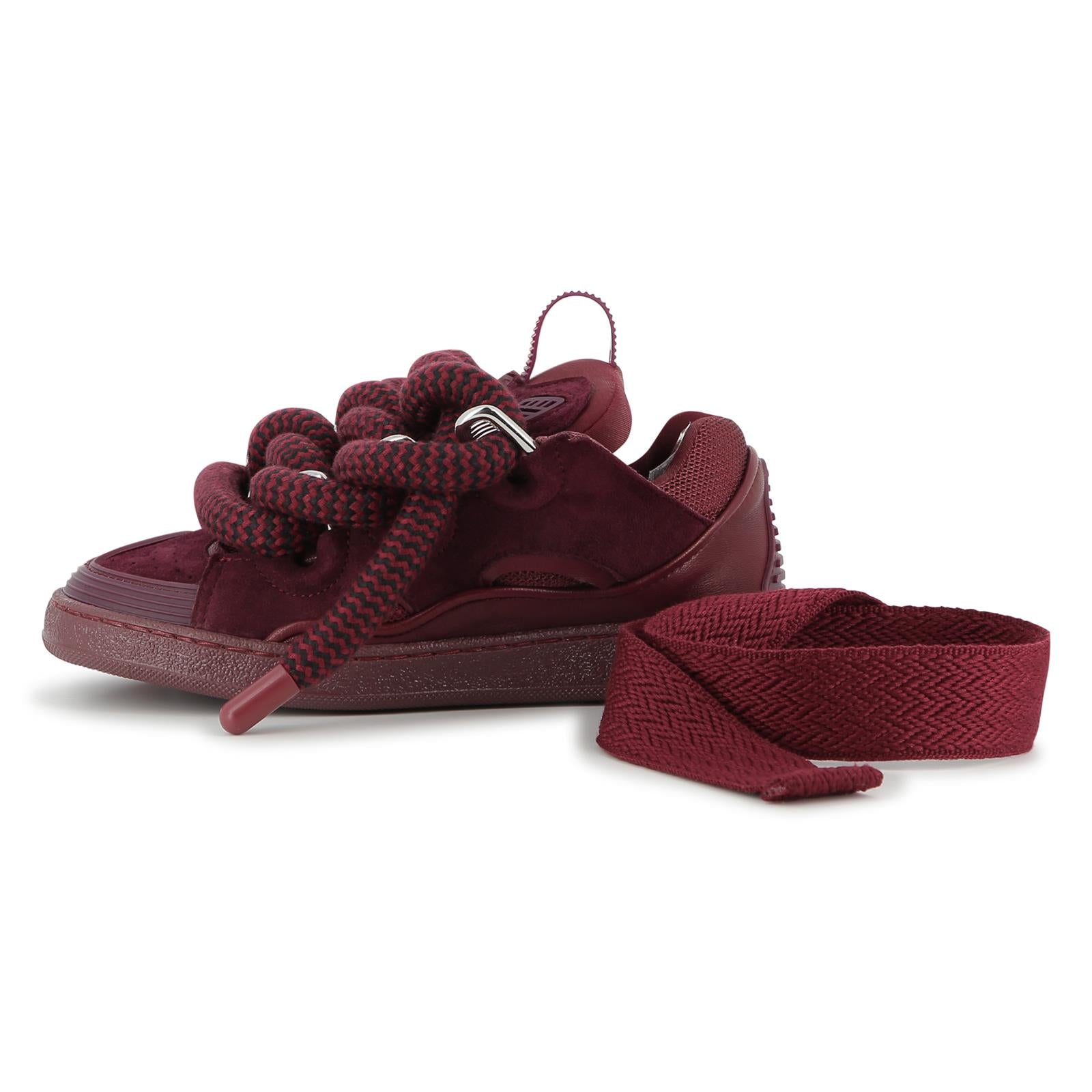 Low-top sneakers in goatskin leather, padded tongue con lanvin label, textile fodera, cowhide leather insole, rubber sole con logo. Sold con two pairs of laces: round snake laces con chevron pattern e metal tips, e flat curb laces con chevron pattern N30455 955 LANVIN KIDS