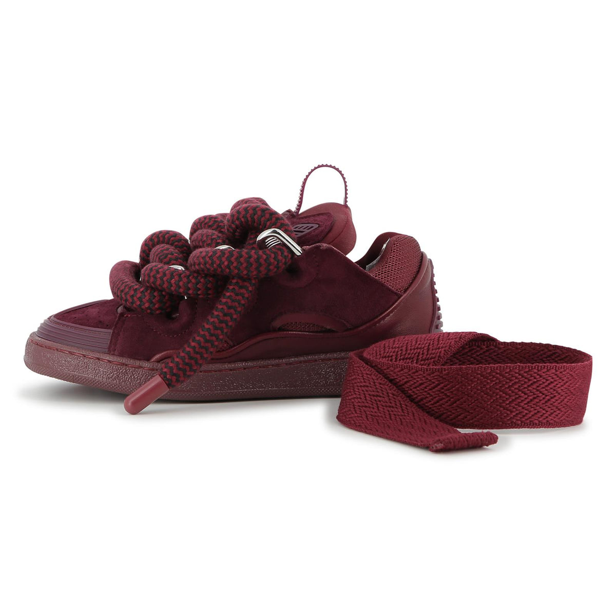 Low-top sneakers in goatskin leather, padded tongue con lanvin label, textile fodera, cowhide leather insole, rubber sole con logo. Sold con two pairs of laces: round snake laces con chevron pattern e metal tips, e flat curb laces con chevron pattern N30455 955 LANVIN KIDS