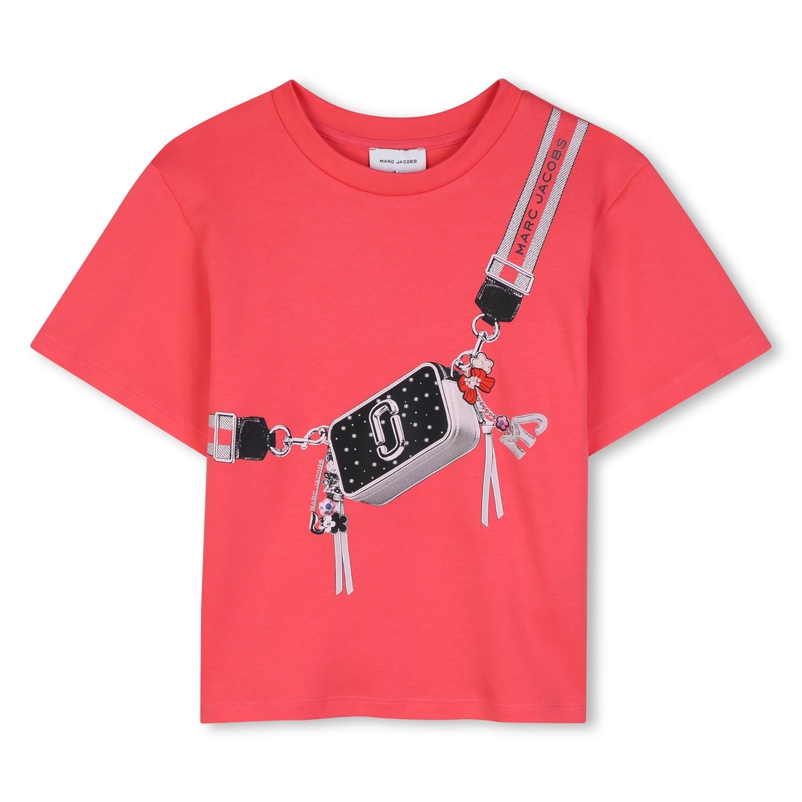 Short-sleeved cotton interlock t-shirt con a trompe-l'oeil stampa of a 'snapshot' bag adorned con whimsical details e charms. Original e casual design. W60994 98A MARC JACOBS KIDS