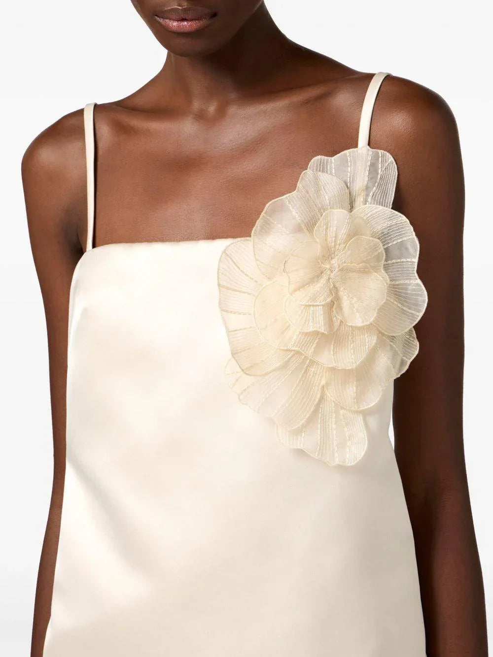 Abito burro in duchesse con fiore ricamato - Preludio Moda