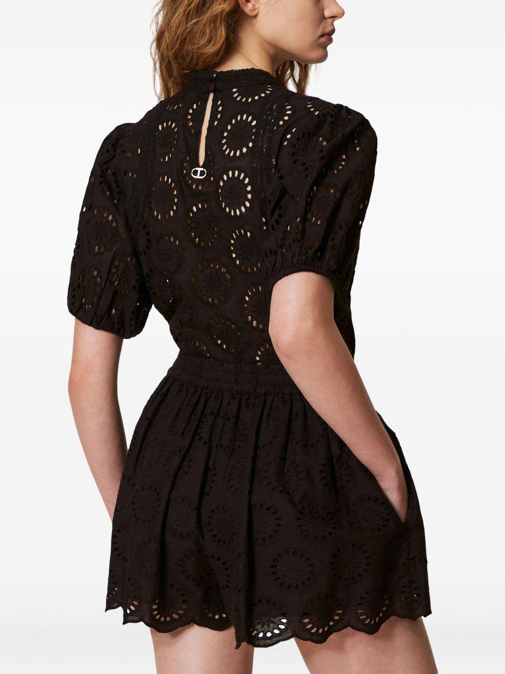 Short nero ricami traforati