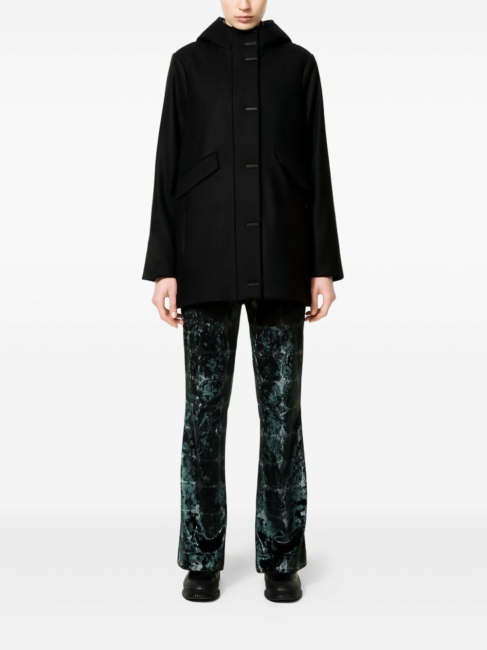 Cappotto nero tascabile con cappuccio W25529 11 RRD